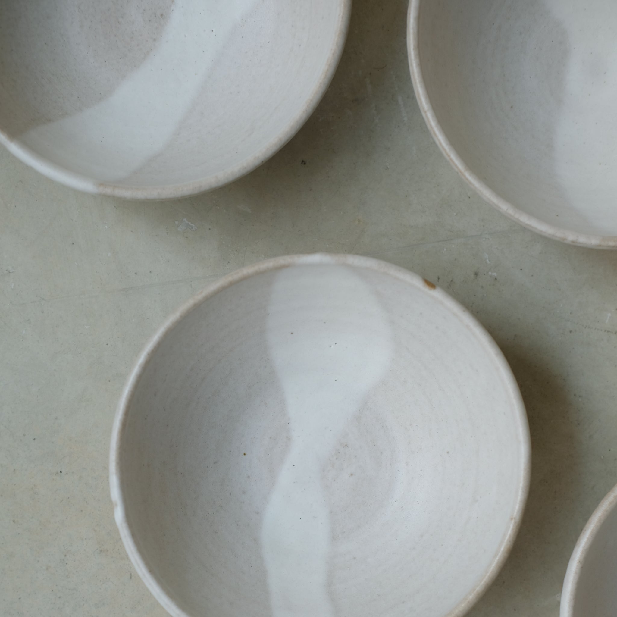 Bol en grès blanc par Nolwenn Baillet chez Brutal Ceramics
