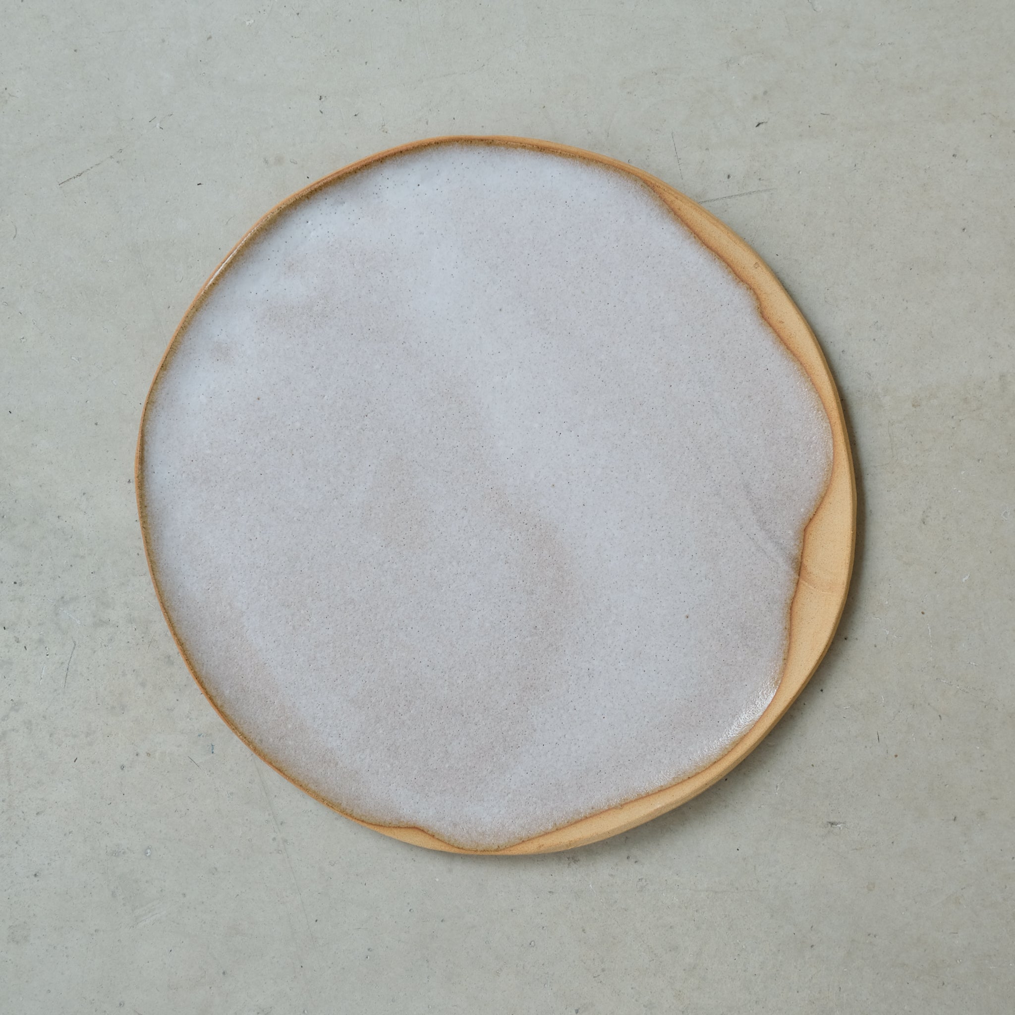 Assiette en grès roux blanc beige par Nolwenn Baillet chez Brutal