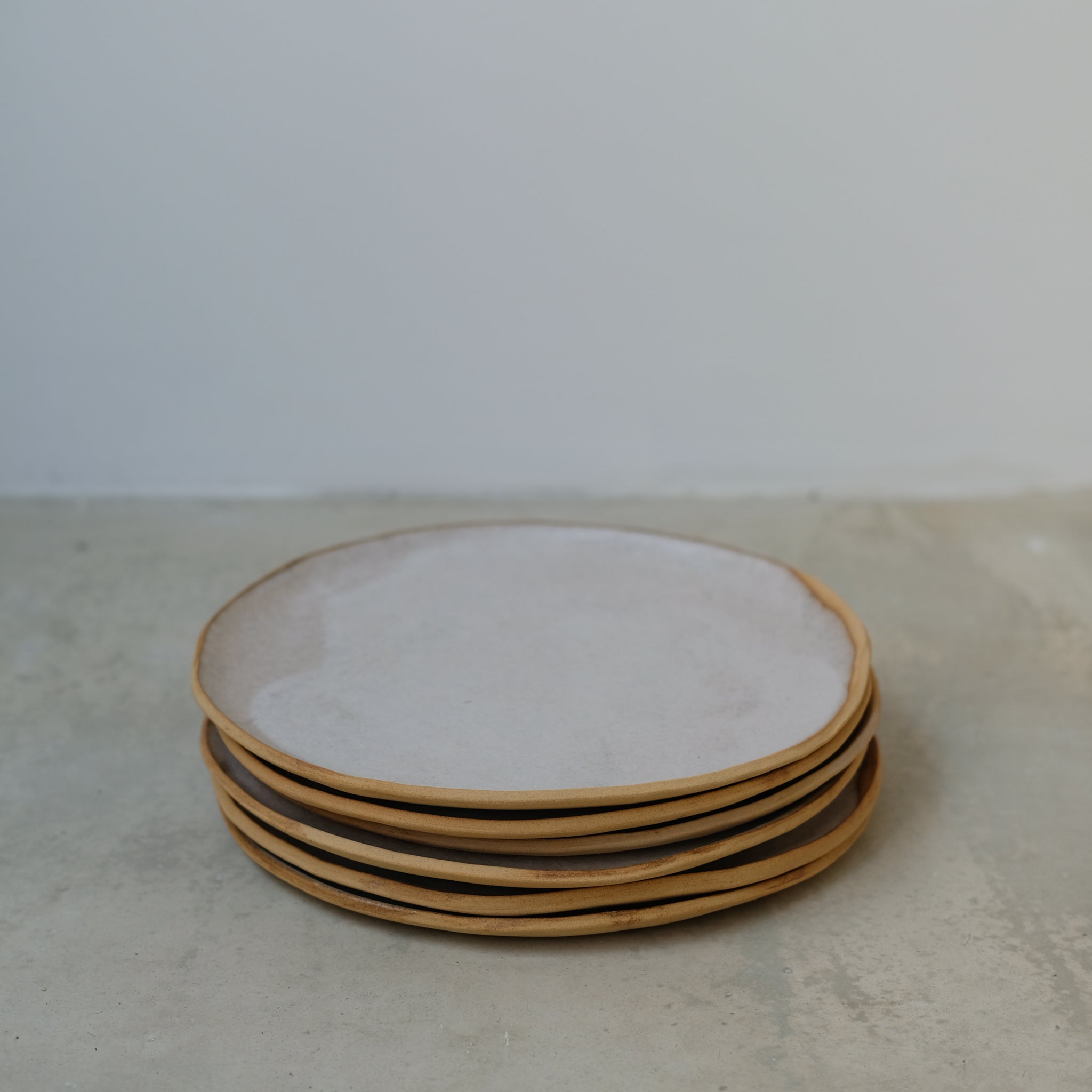 Assiette en grès roux blanc beige par Nolwenn Baillet chez Brutal