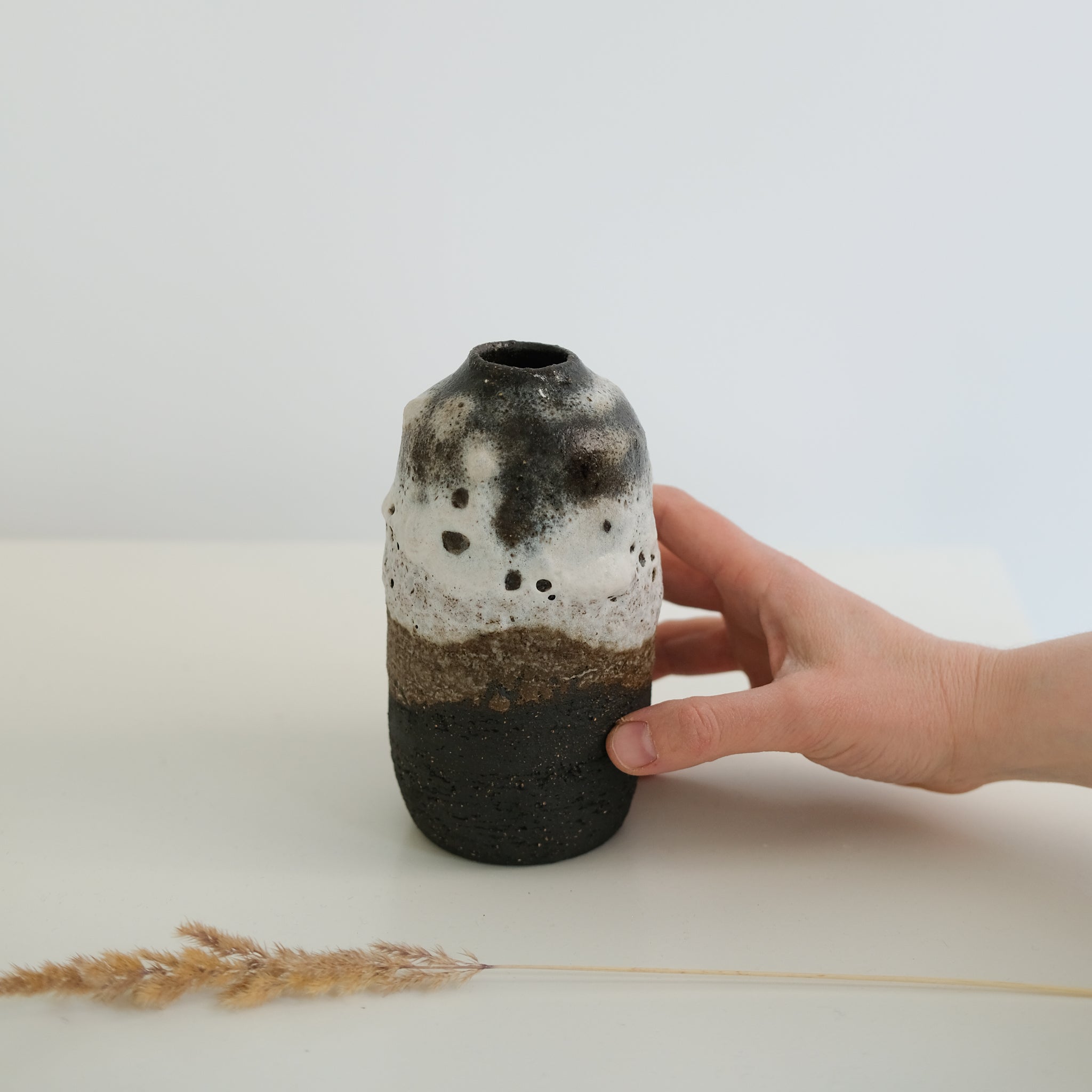 Vase en grès noir H 15,5cm par Nolwenn Baillet chez Brutal