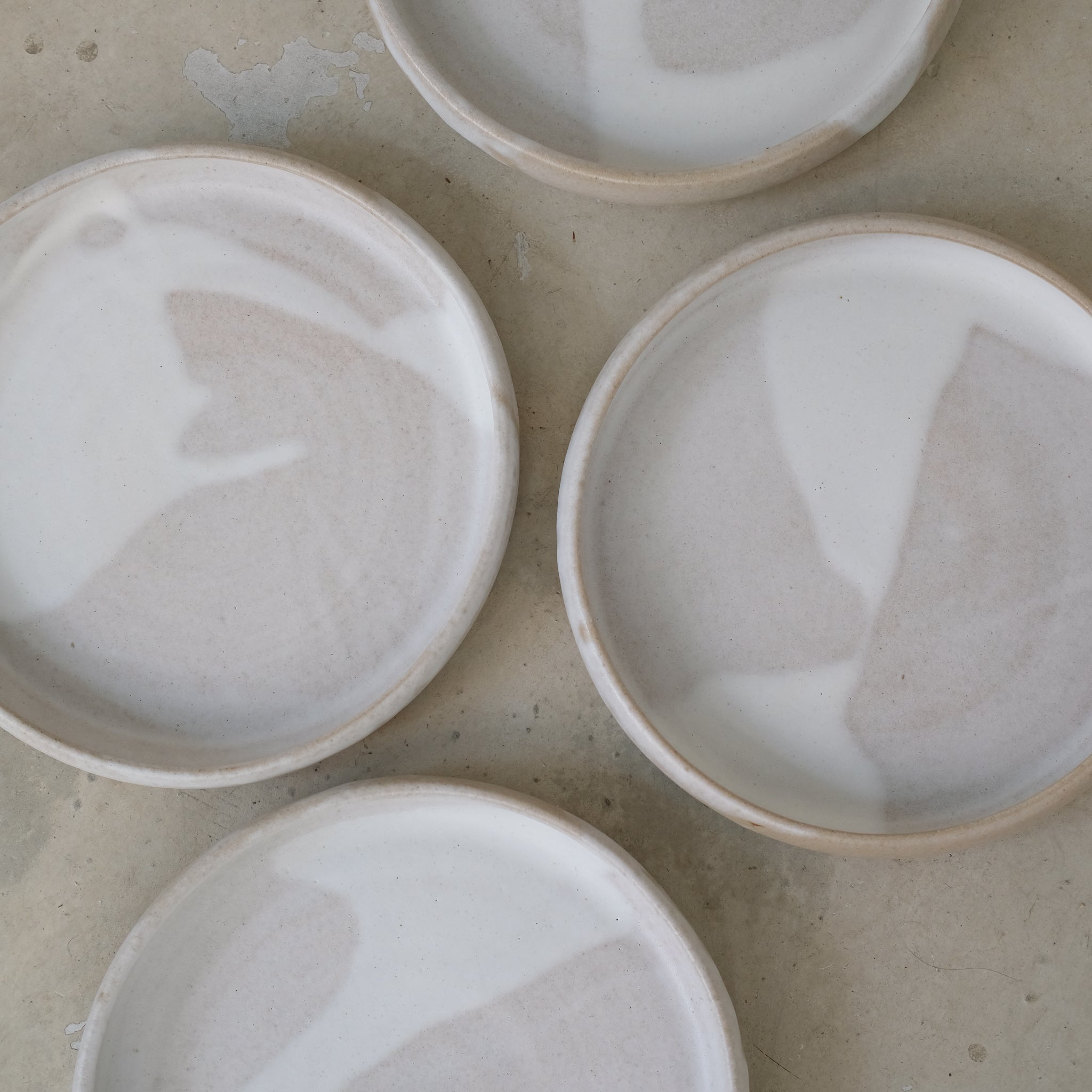 Assiette à rebord en grès blanc par Nolwenn Baillet chez Brutal