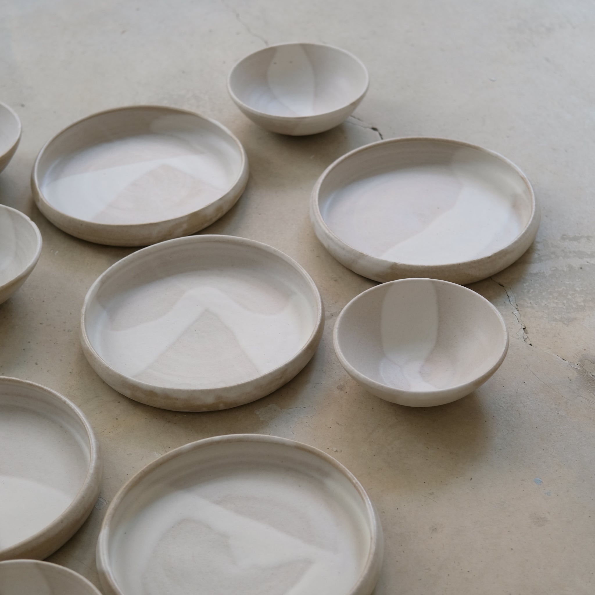 Assiette à rebord en grès blanc par Nolwenn Baillet chez Brutal
