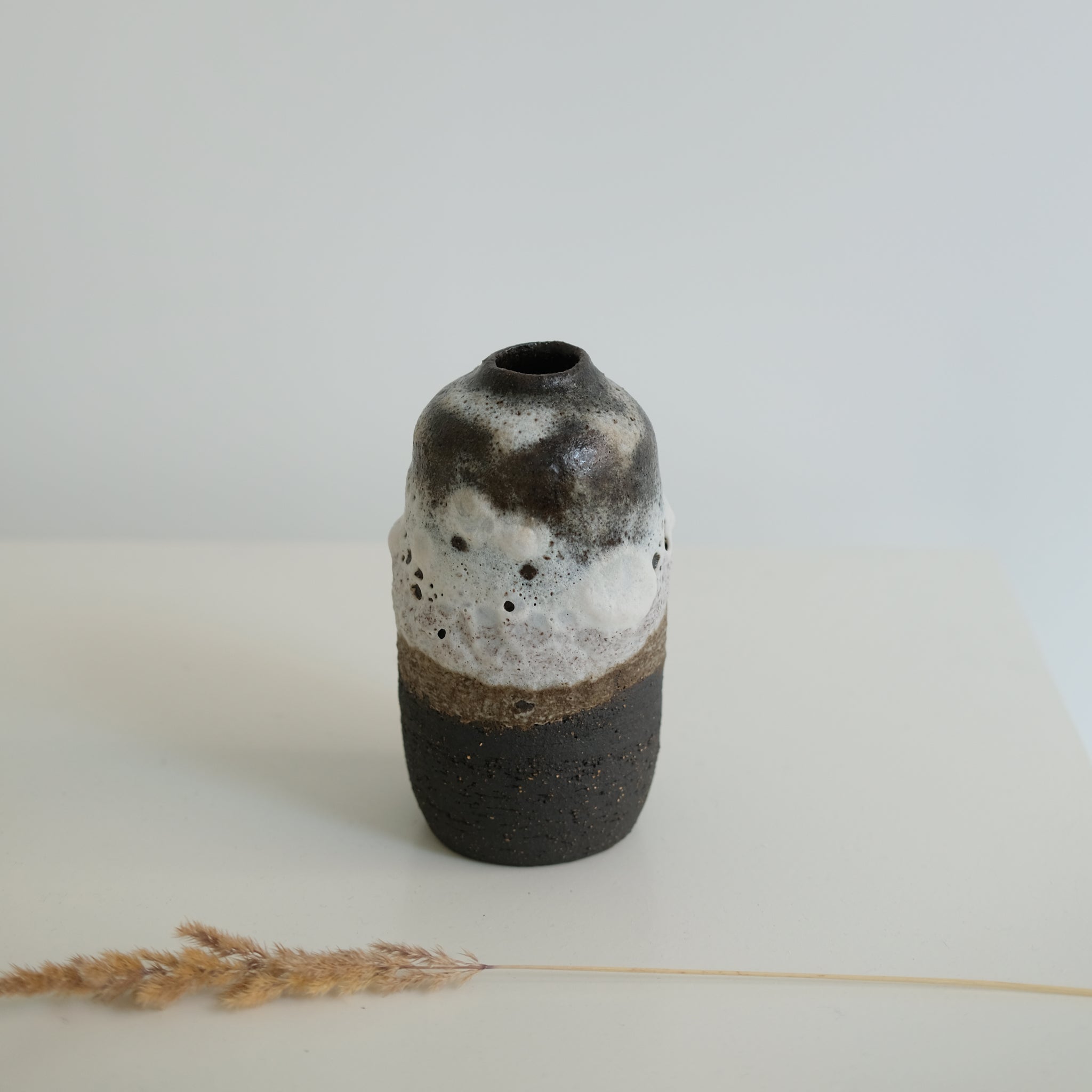Vase en grès noir H 15,5cm par Nolwenn Baillet chez Brutal