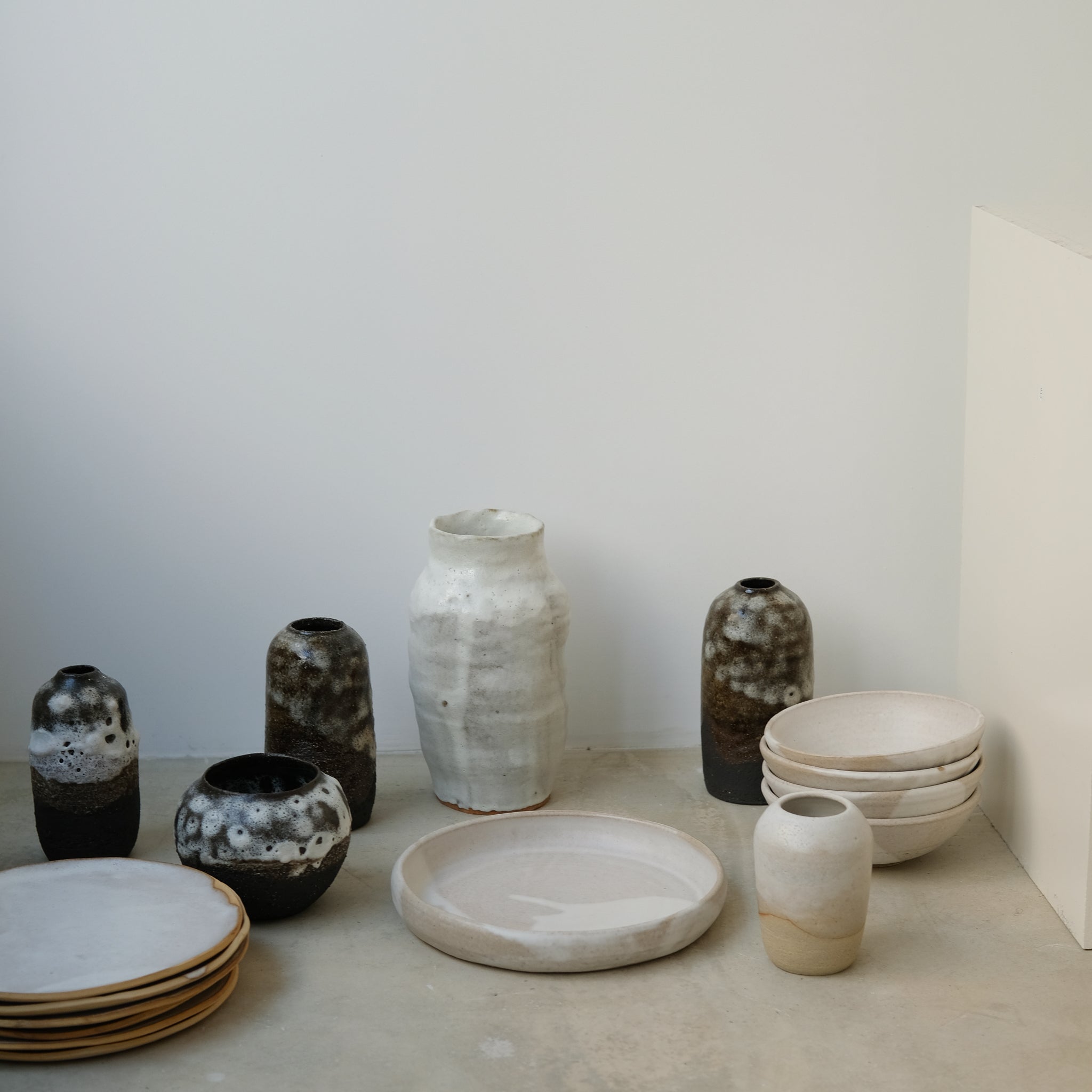 Vase en grès noir H 17,5cm par Nolwenn Baillet chez Brutal