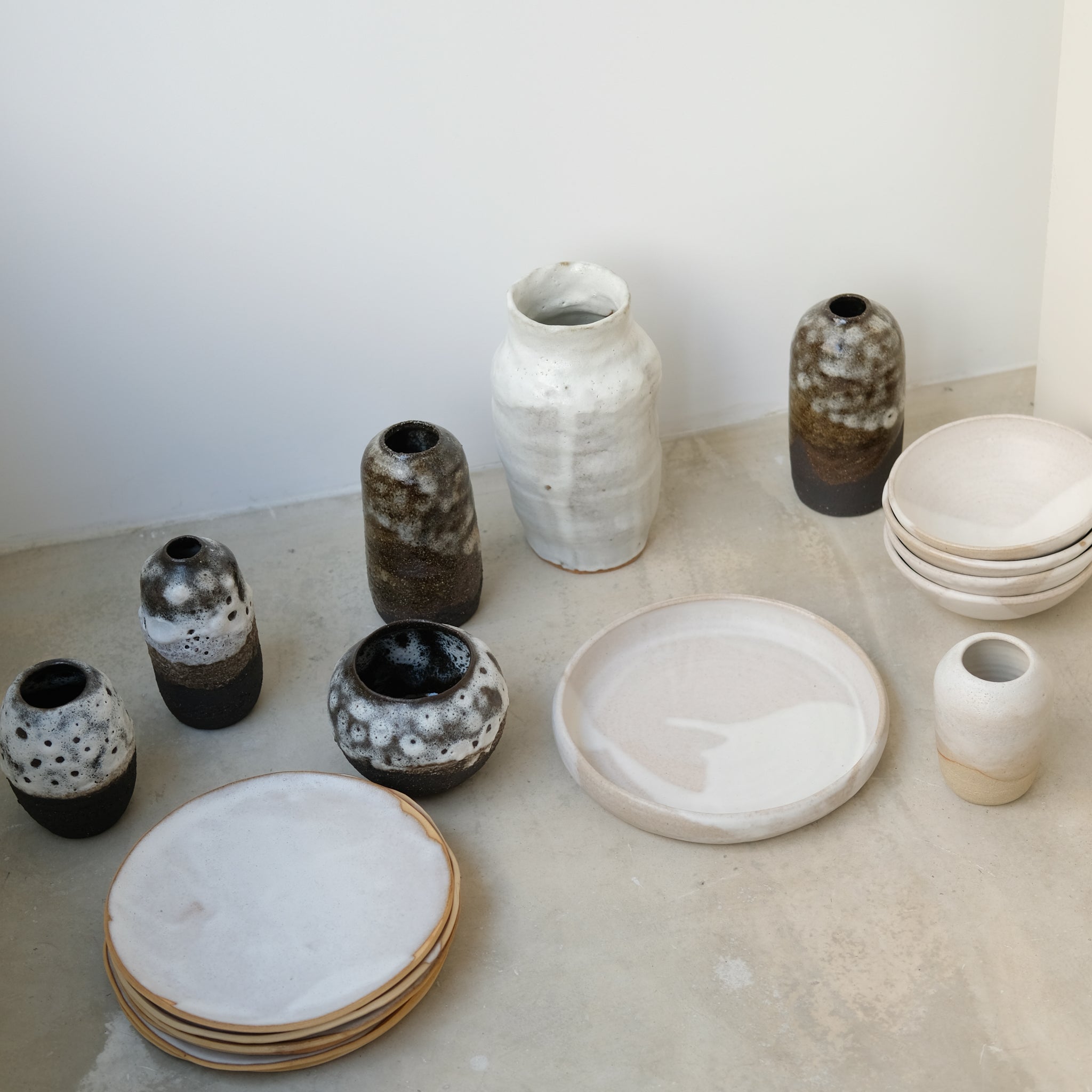 Vase en grès noir H 20cm par Nolwenn Baillet chez Brutal