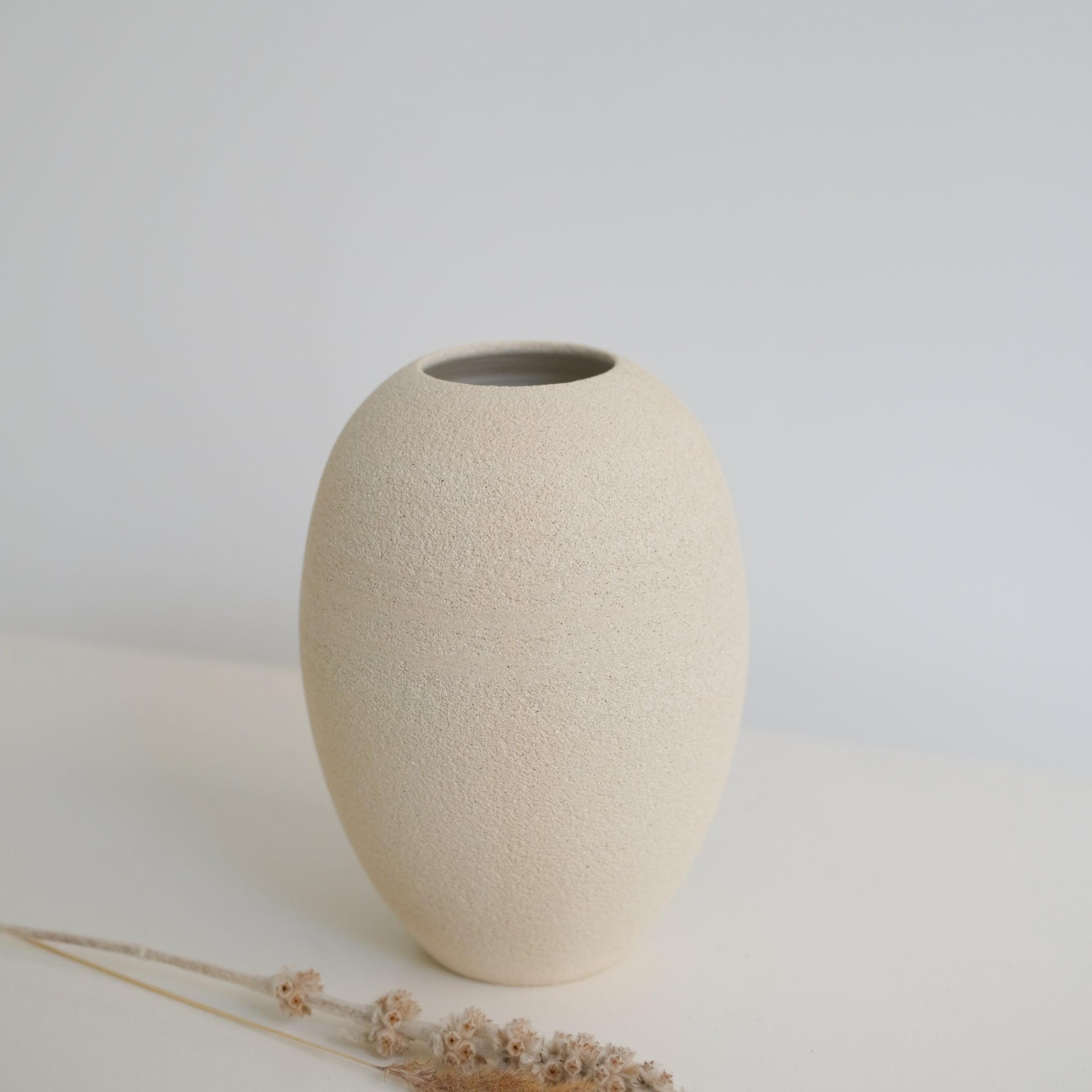 Vase en grès blanc par Pauline Boisaubert chez Brutal Ceramics