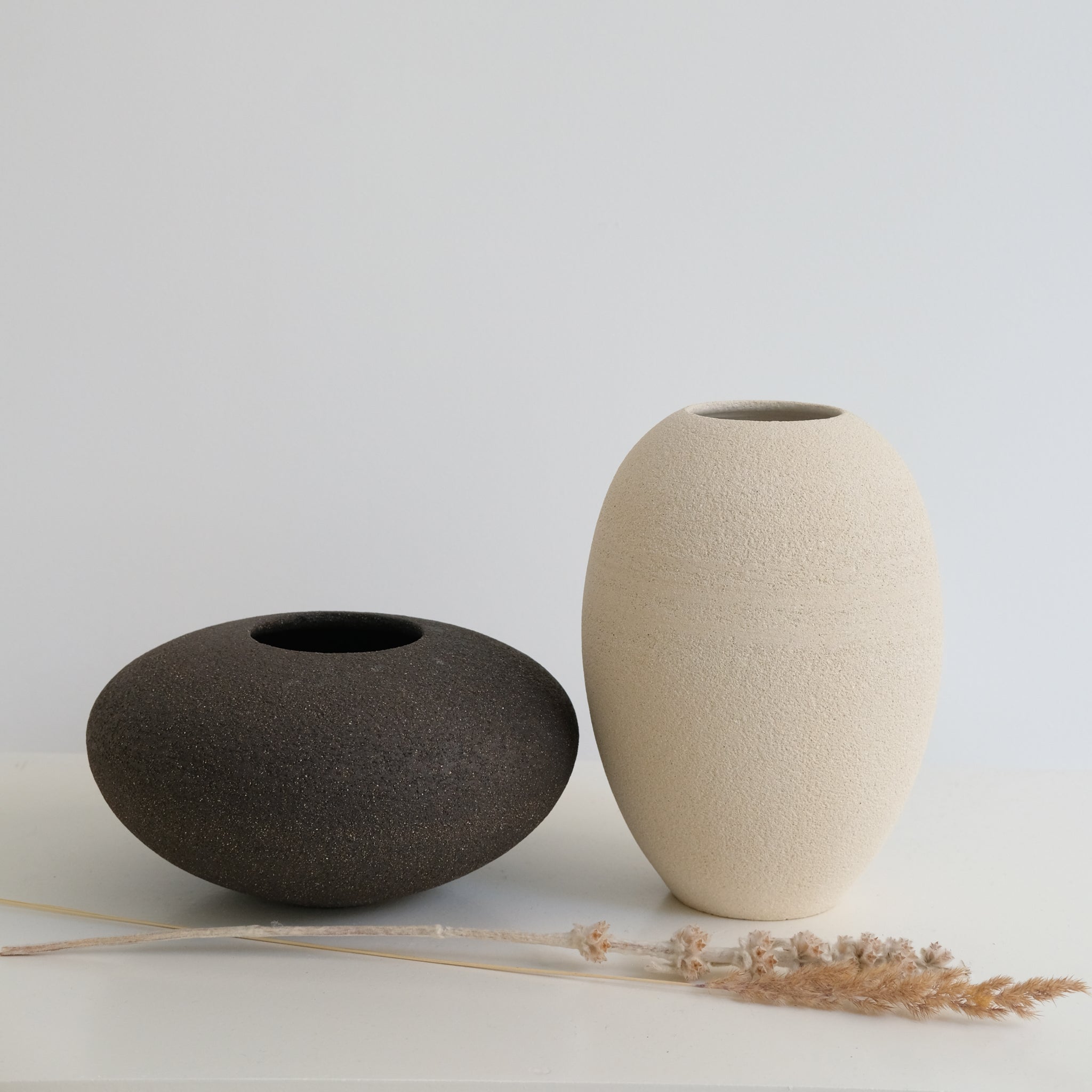 Vase boule en grès noir par Pauline Boisaubert chez Brutal Ceramics