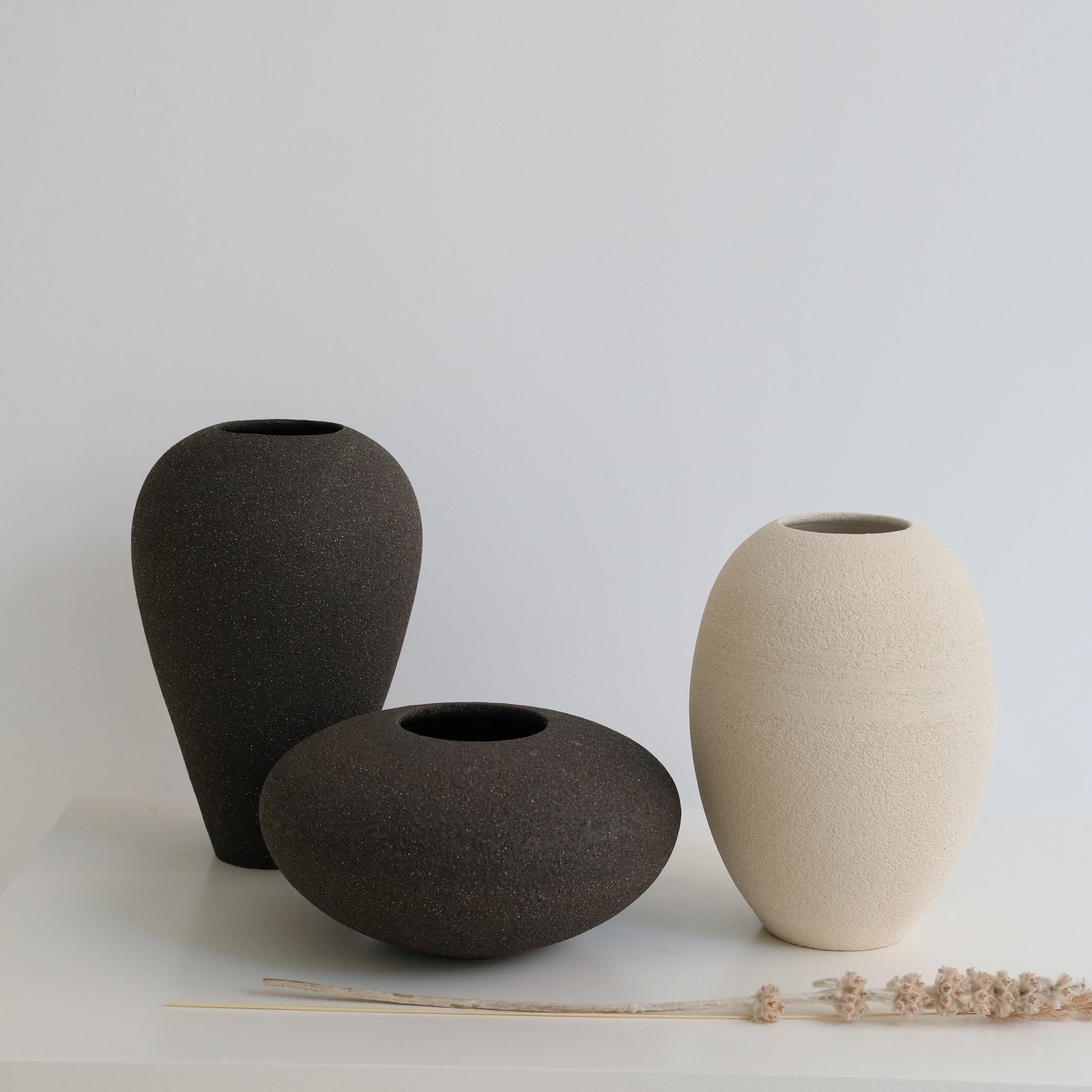 Vase boule en grès noir par Pauline Boisaubert chez Brutal Ceramics