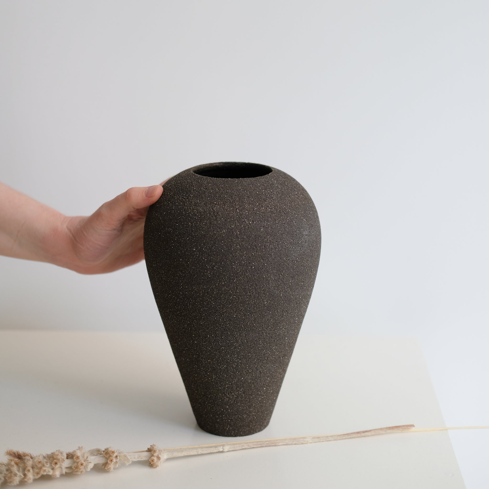 Vase en grès noir par Pauline Boisaubert chez Brutal Ceramics