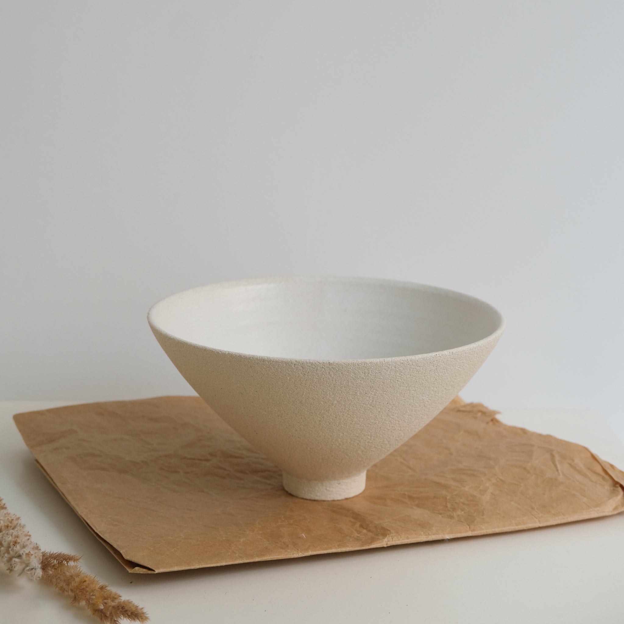 Coupe en grès par Pauline Boisaubert chez Brutal Ceramics