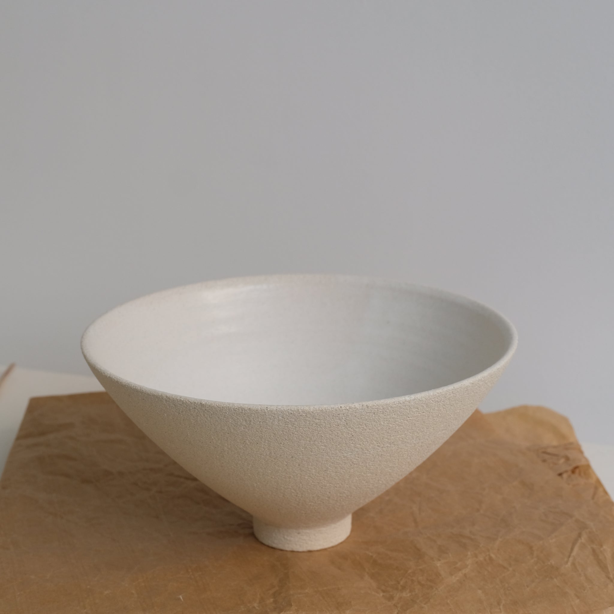Coupe en grès par Pauline Boisaubert chez Brutal Ceramics