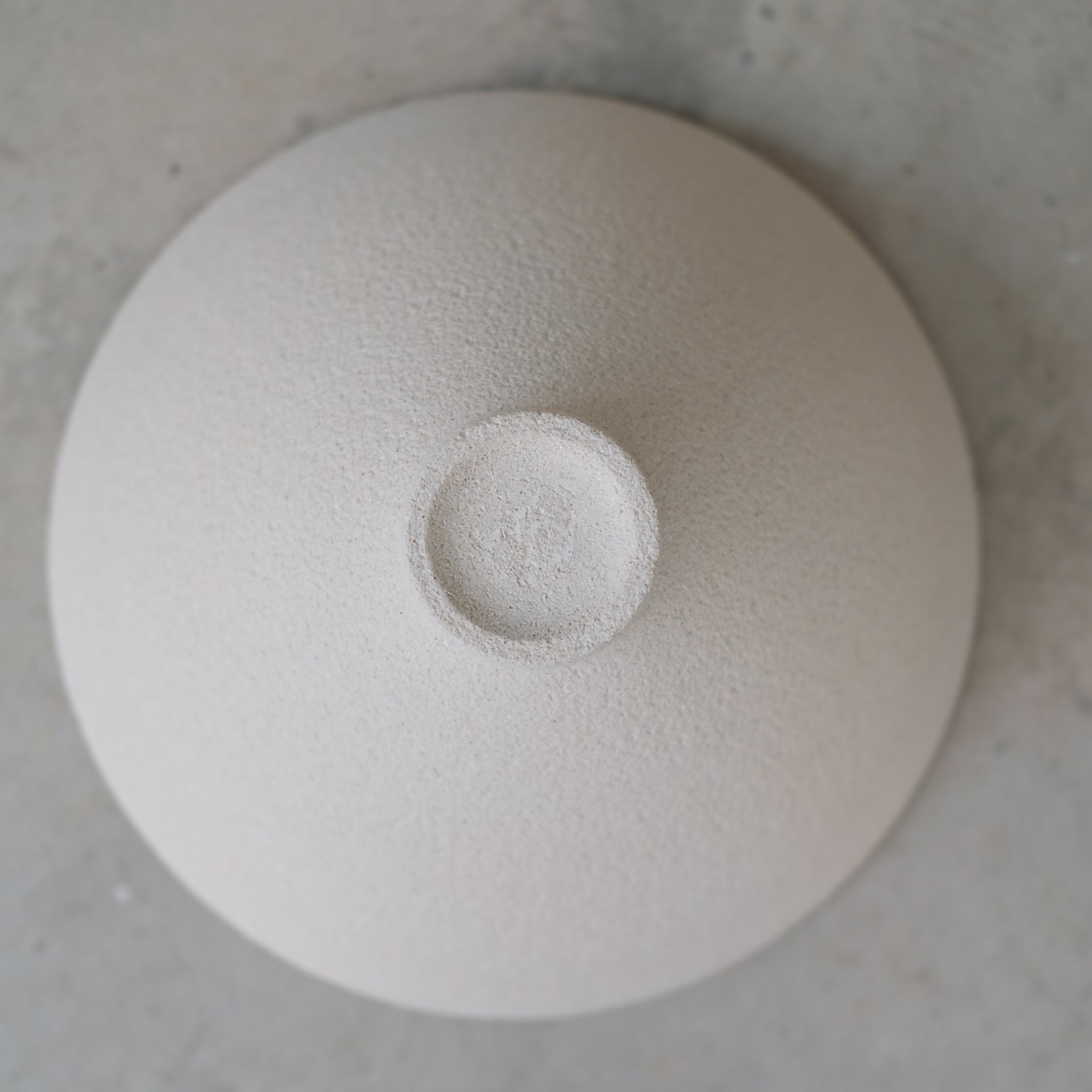 Coupe en grès par Pauline Boisaubert chez Brutal Ceramics