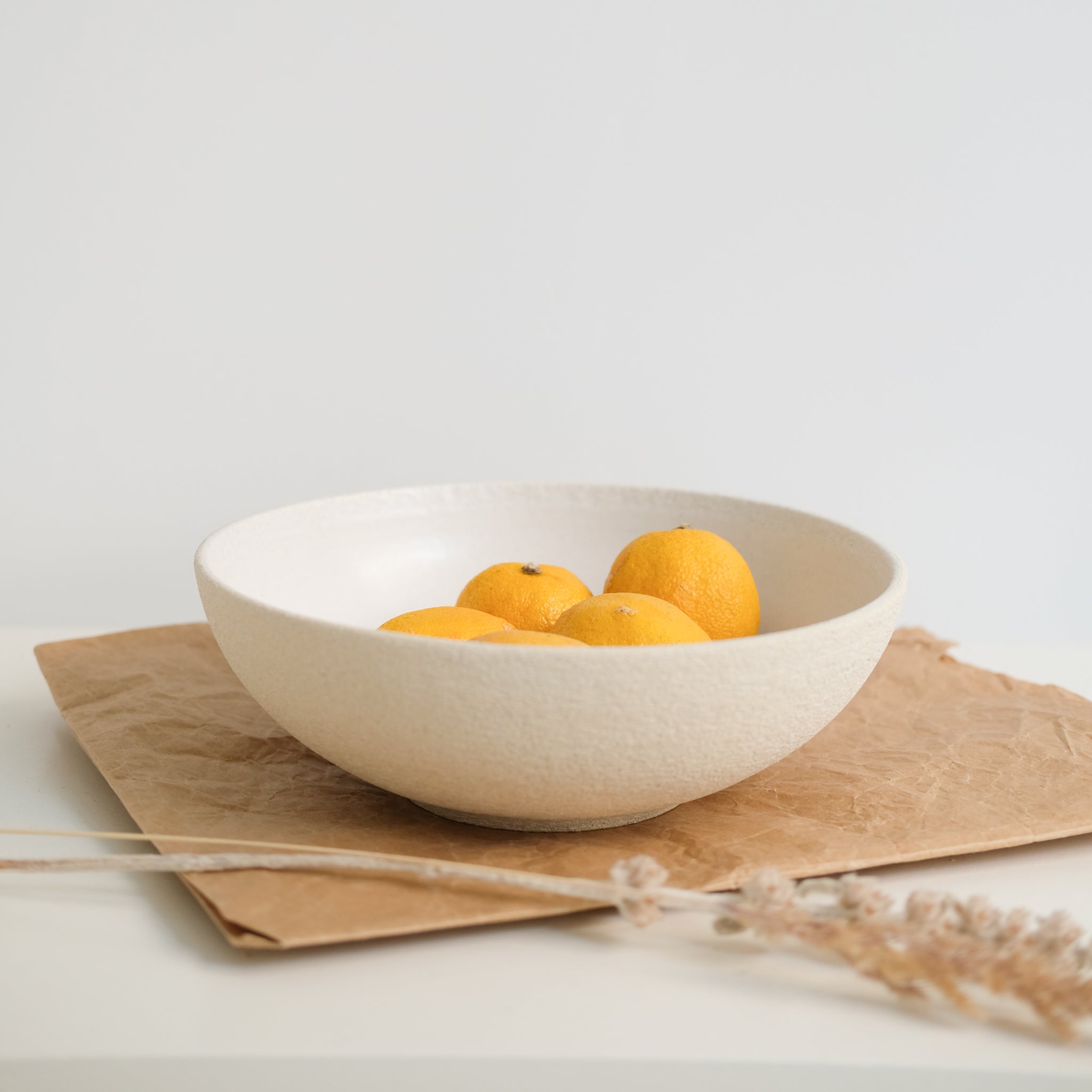 Saladier en grès par Pauline Boisaubert chez Brutal Ceramics