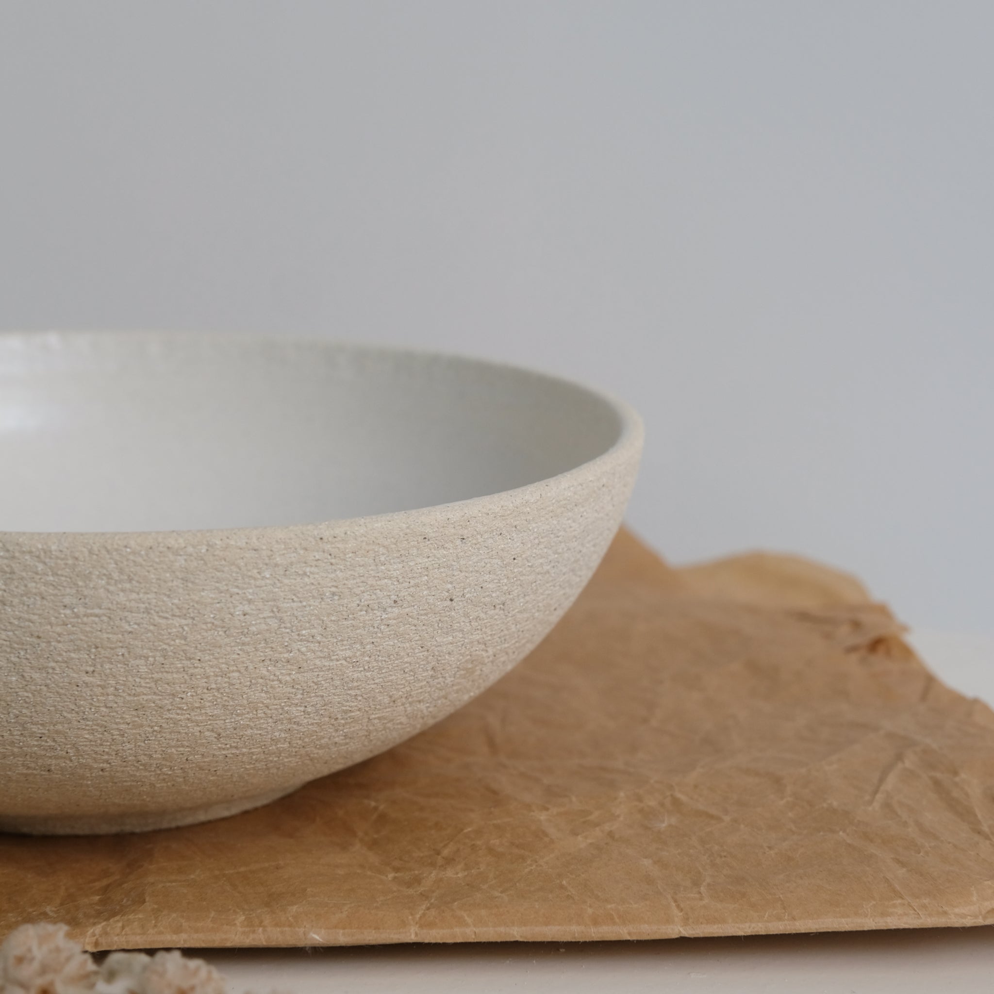 Saladier en grès par Pauline Boisaubert chez Brutal Ceramics