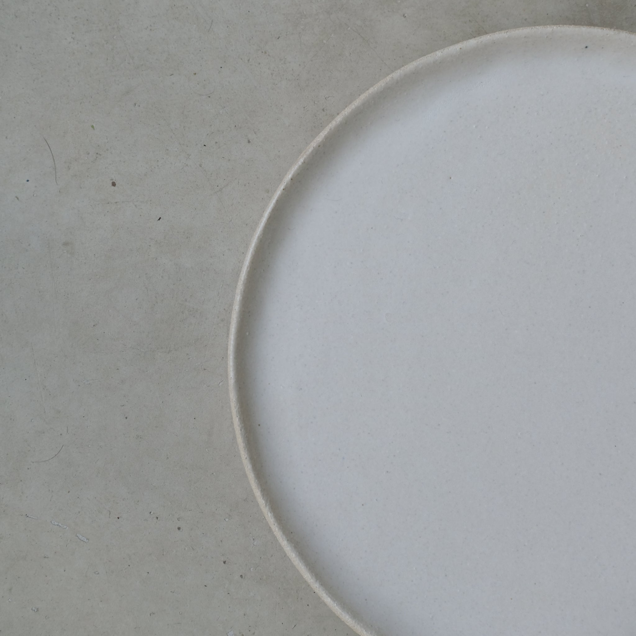 Assiette en grès par Pauline Boisaubert chez Brutal Ceramics