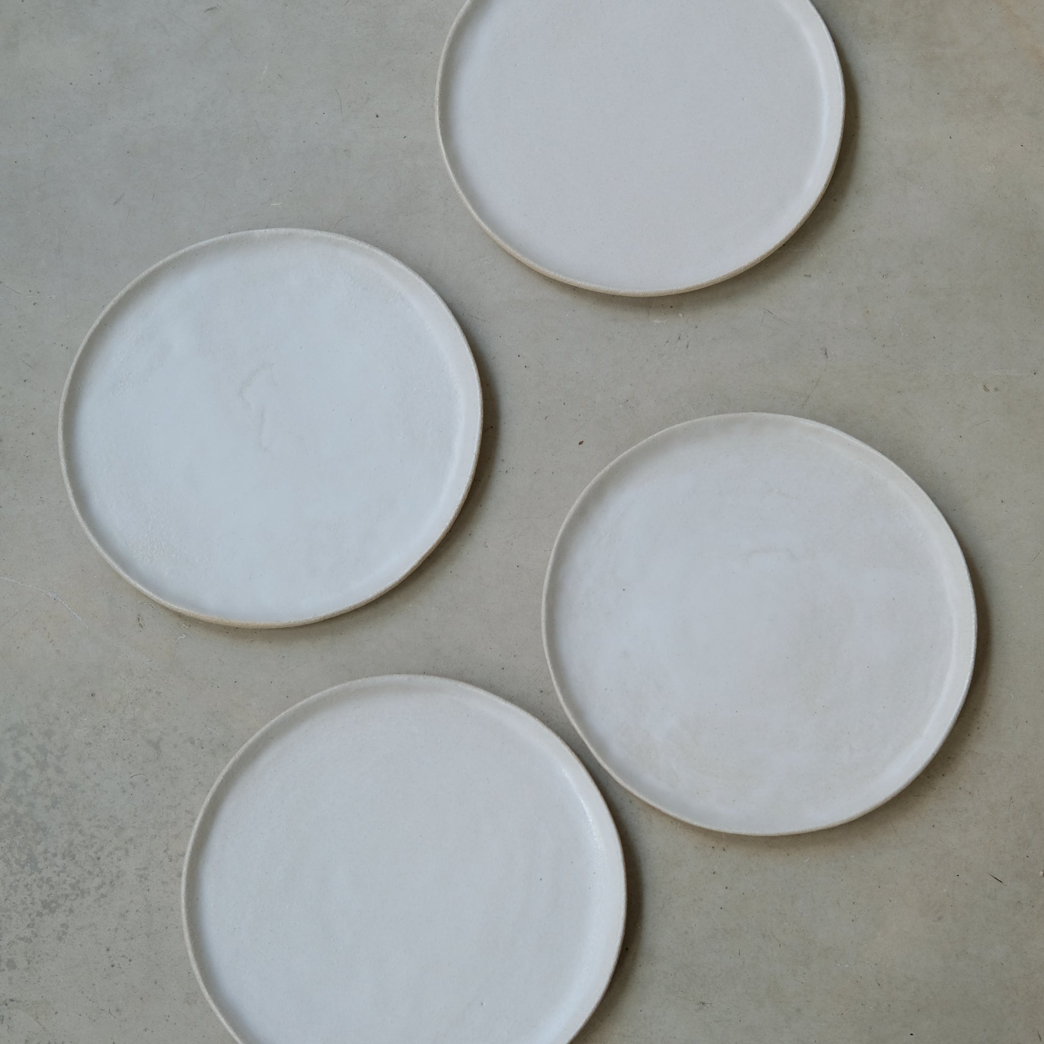 Assiette en grès par Pauline Boisaubert chez Brutal Ceramics