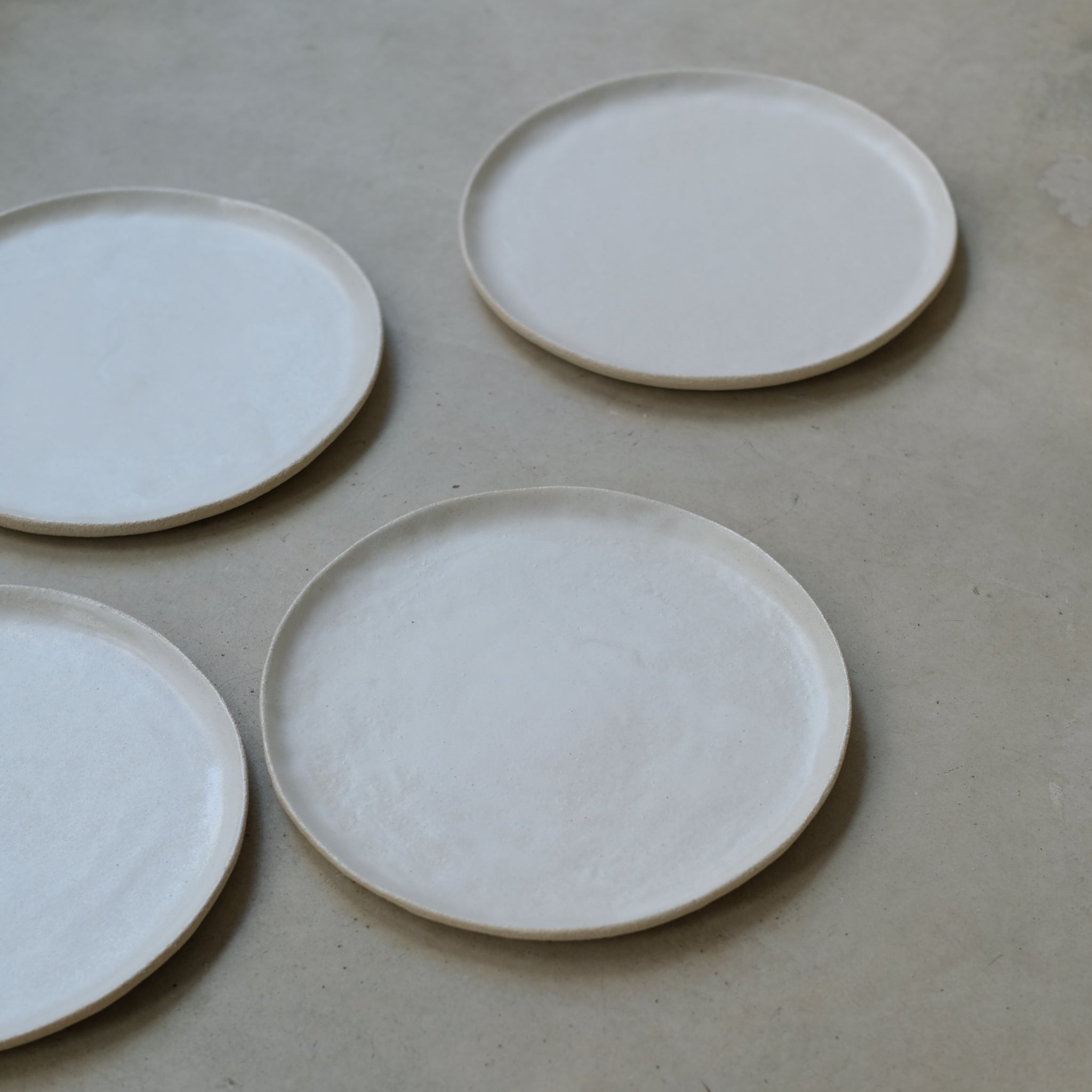 Assiette en grès par Pauline Boisaubert chez Brutal Ceramics