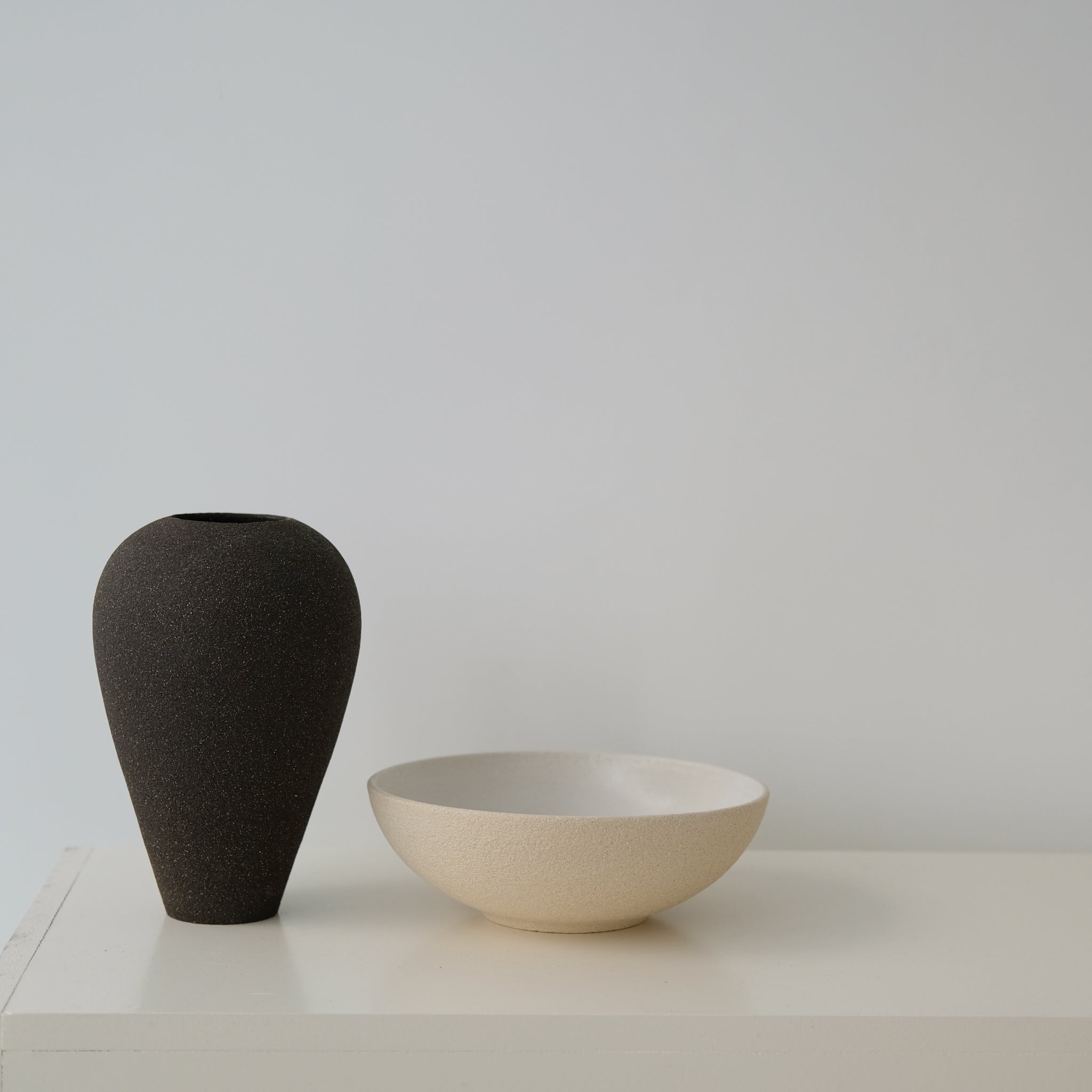 Vase en grès noir par Pauline Boisaubert chez Brutal Ceramics