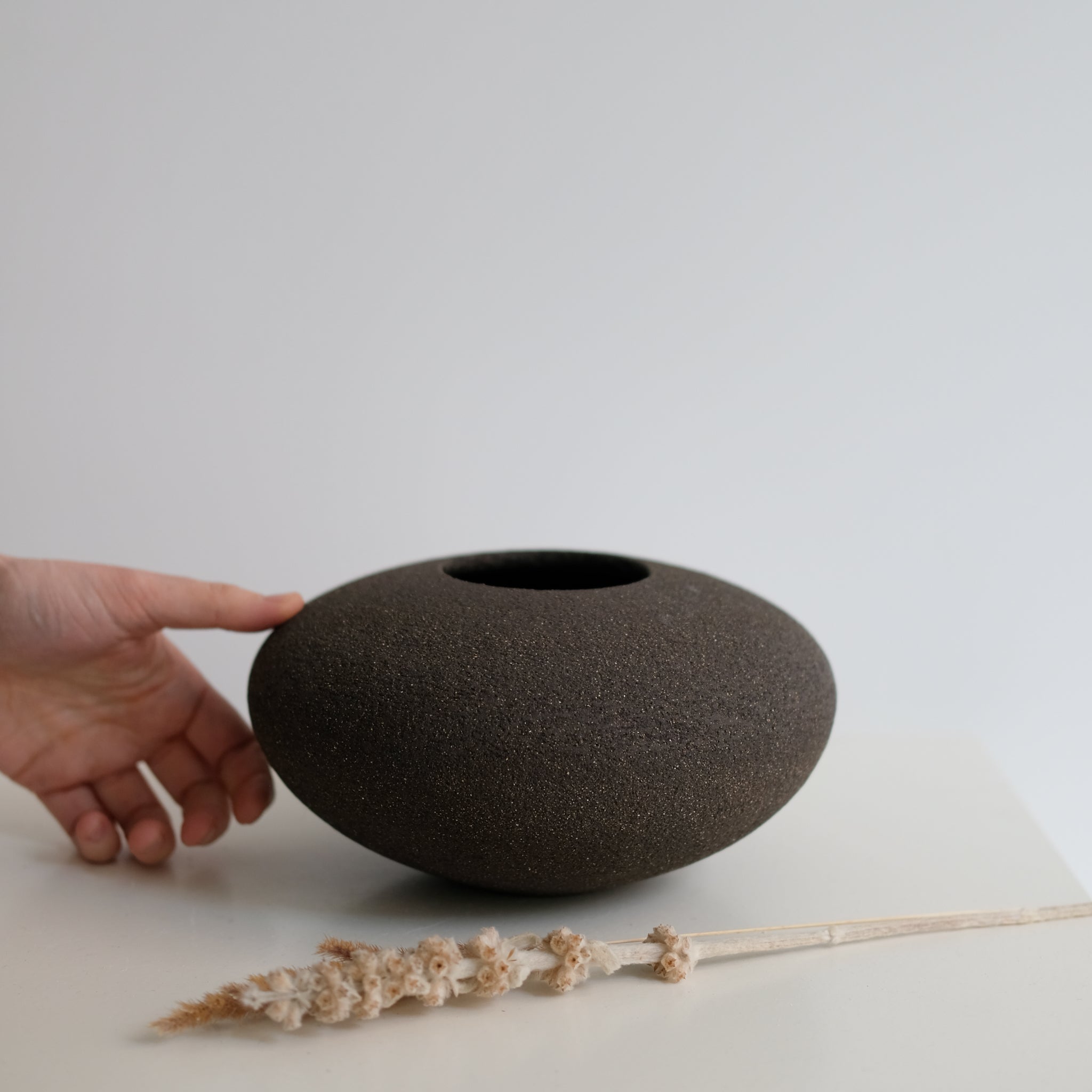 Vase boule en grès noir par Pauline Boisaubert chez Brutal Ceramics