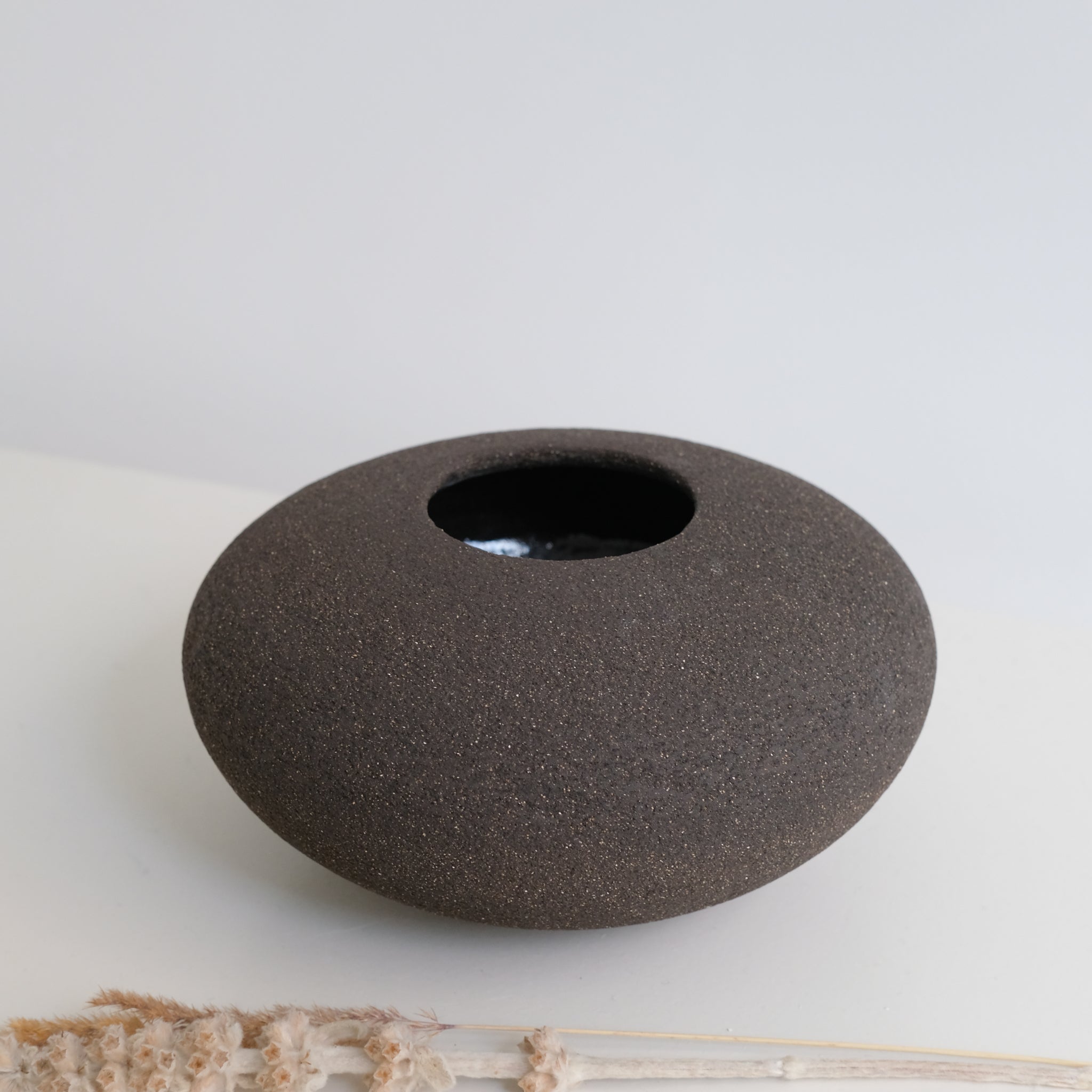 Vase boule en grès noir par Pauline Boisaubert chez Brutal Ceramics