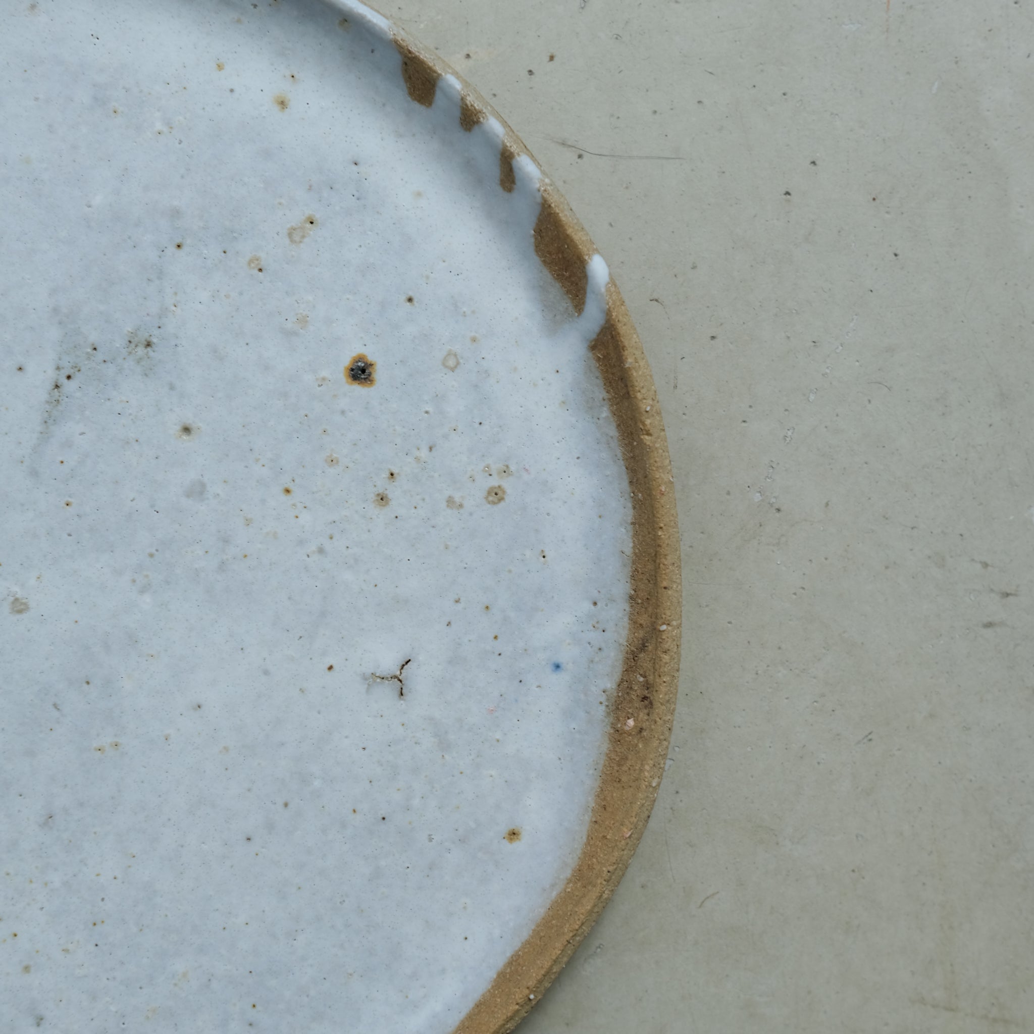 Assiette en terre glanée par la céramiste Potry chez Brutal Ceramics