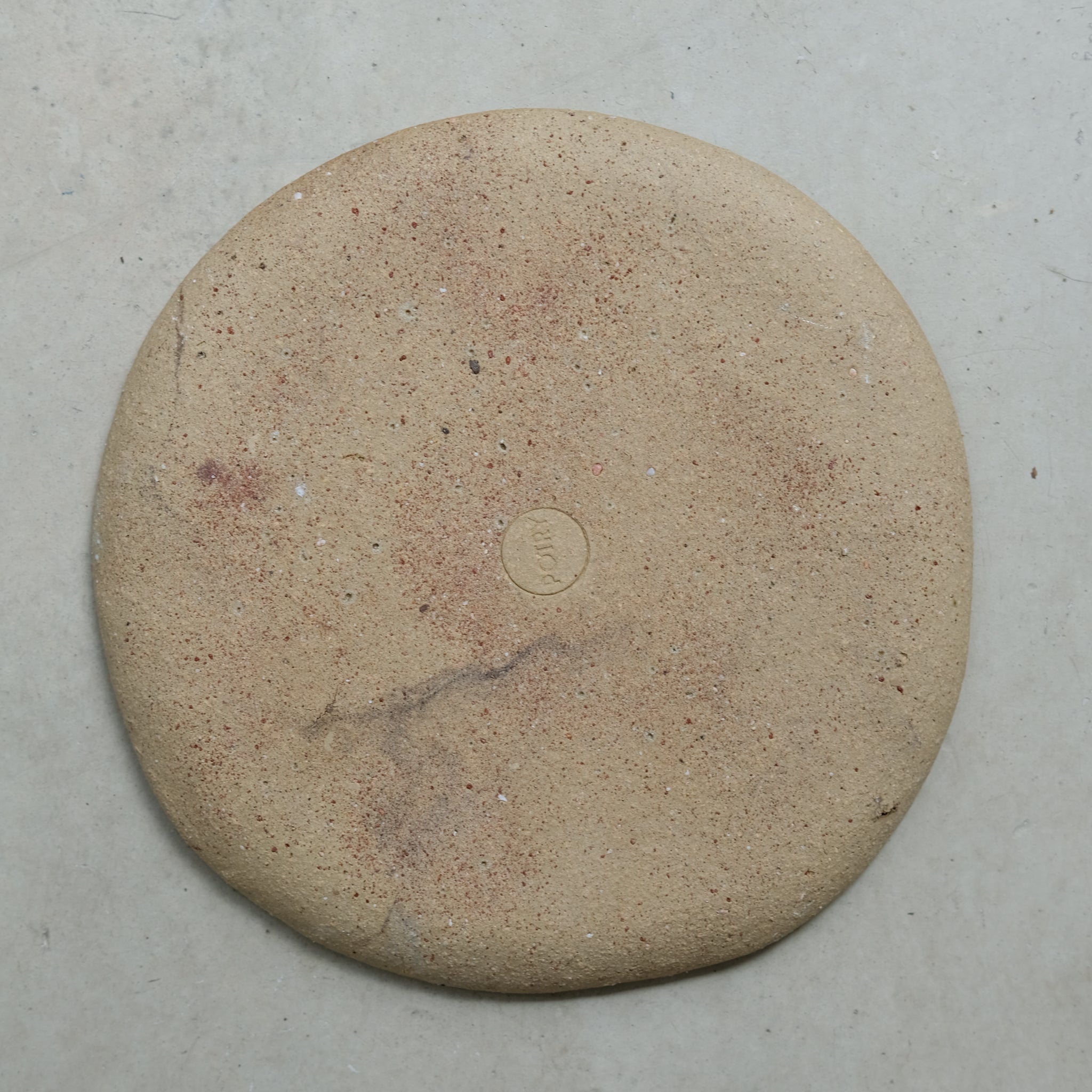 Assiette en terre glanée par la céramiste Potry chez Brutal Ceramics