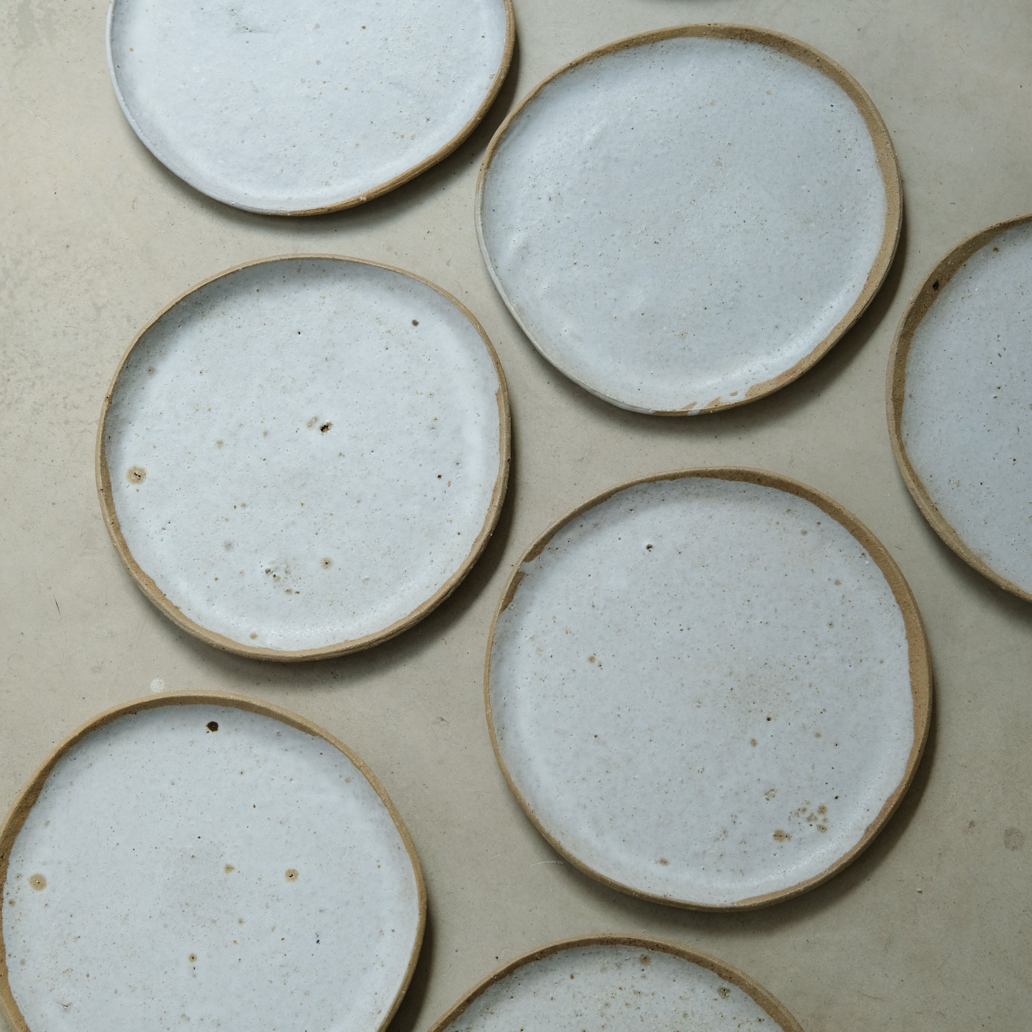 Assiette en terre glanée par la céramiste Potry chez Brutal Ceramics