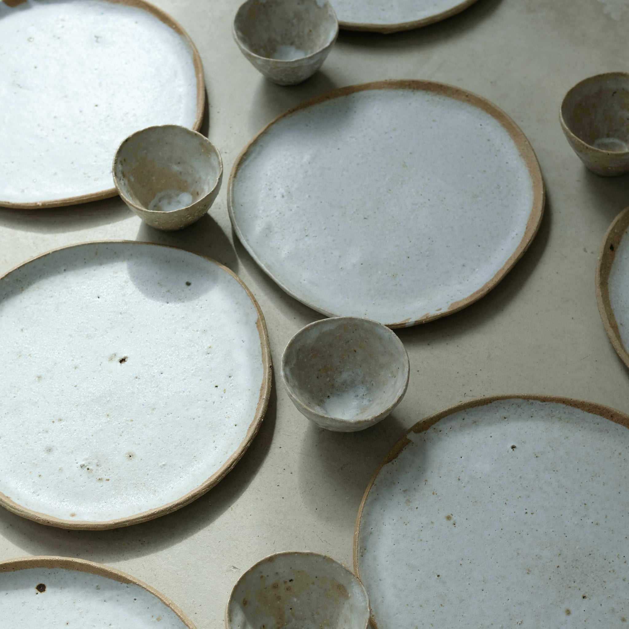 Assiette en terre glanée par la céramiste Potry chez Brutal Ceramics