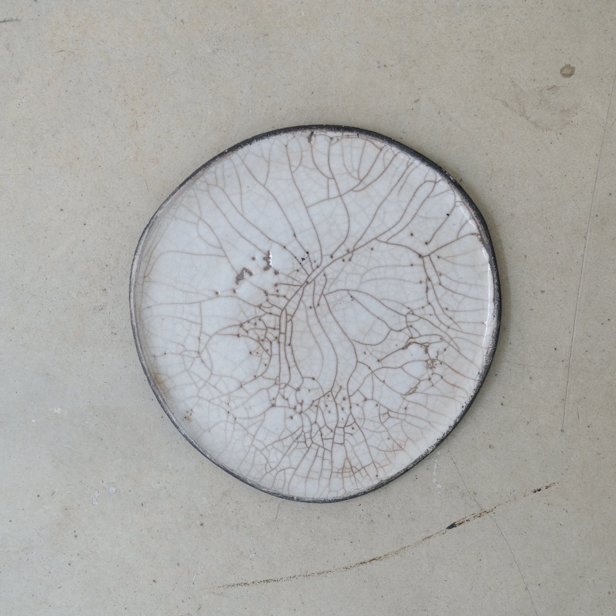 Assiette D17cm Raku en grès par la céramiste Potry chez Brutal