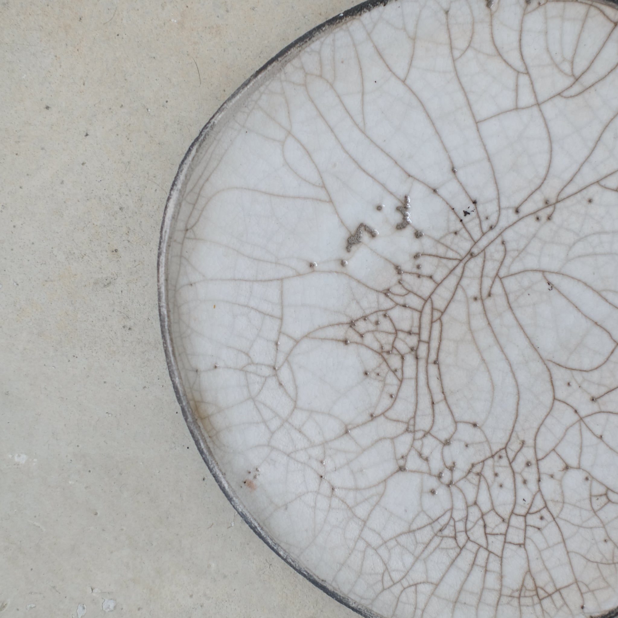 Assiette D17cm Raku en grès par la céramiste Potry chez Brutal