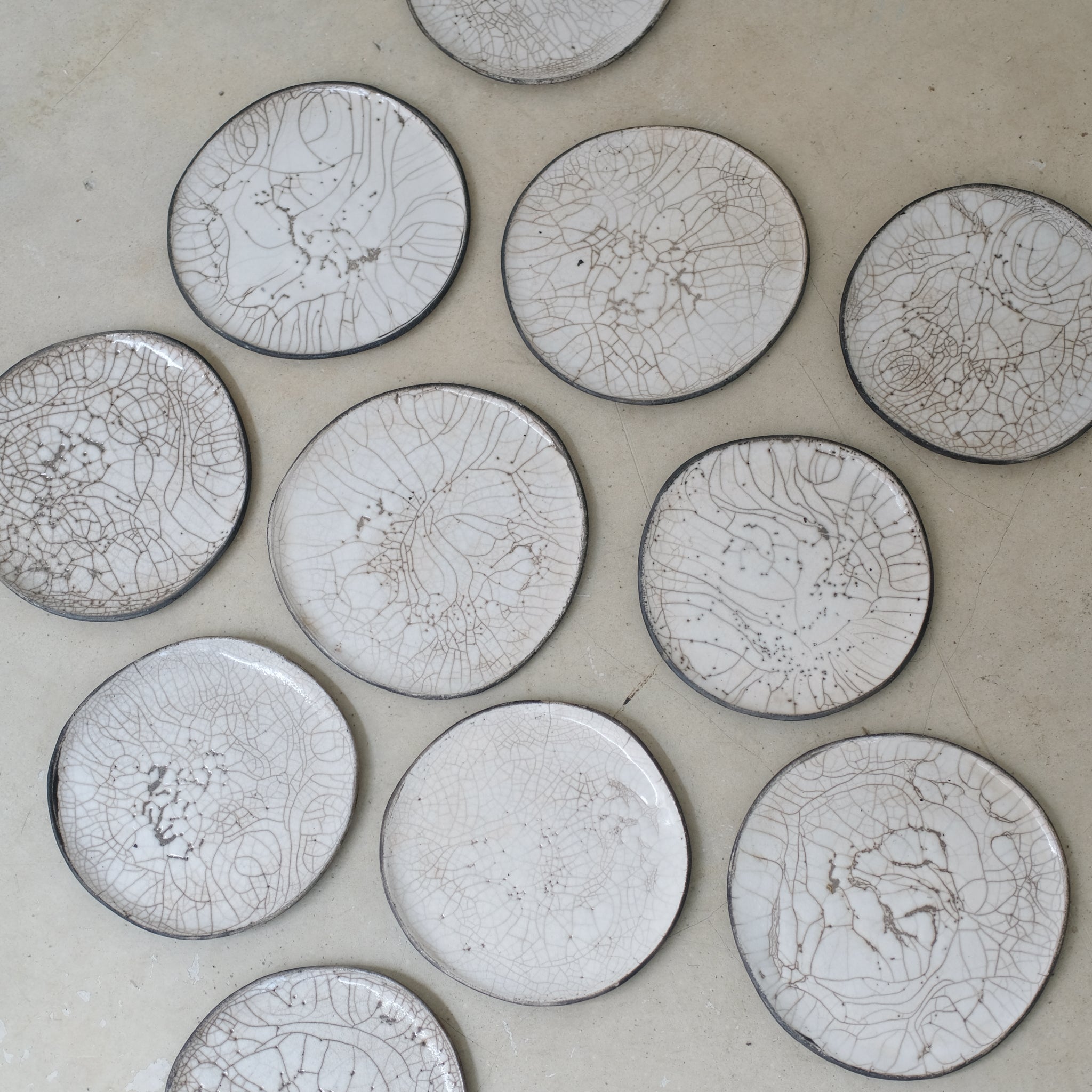 Assiette D17cm Raku en grès par la céramiste Potry chez Brutal
