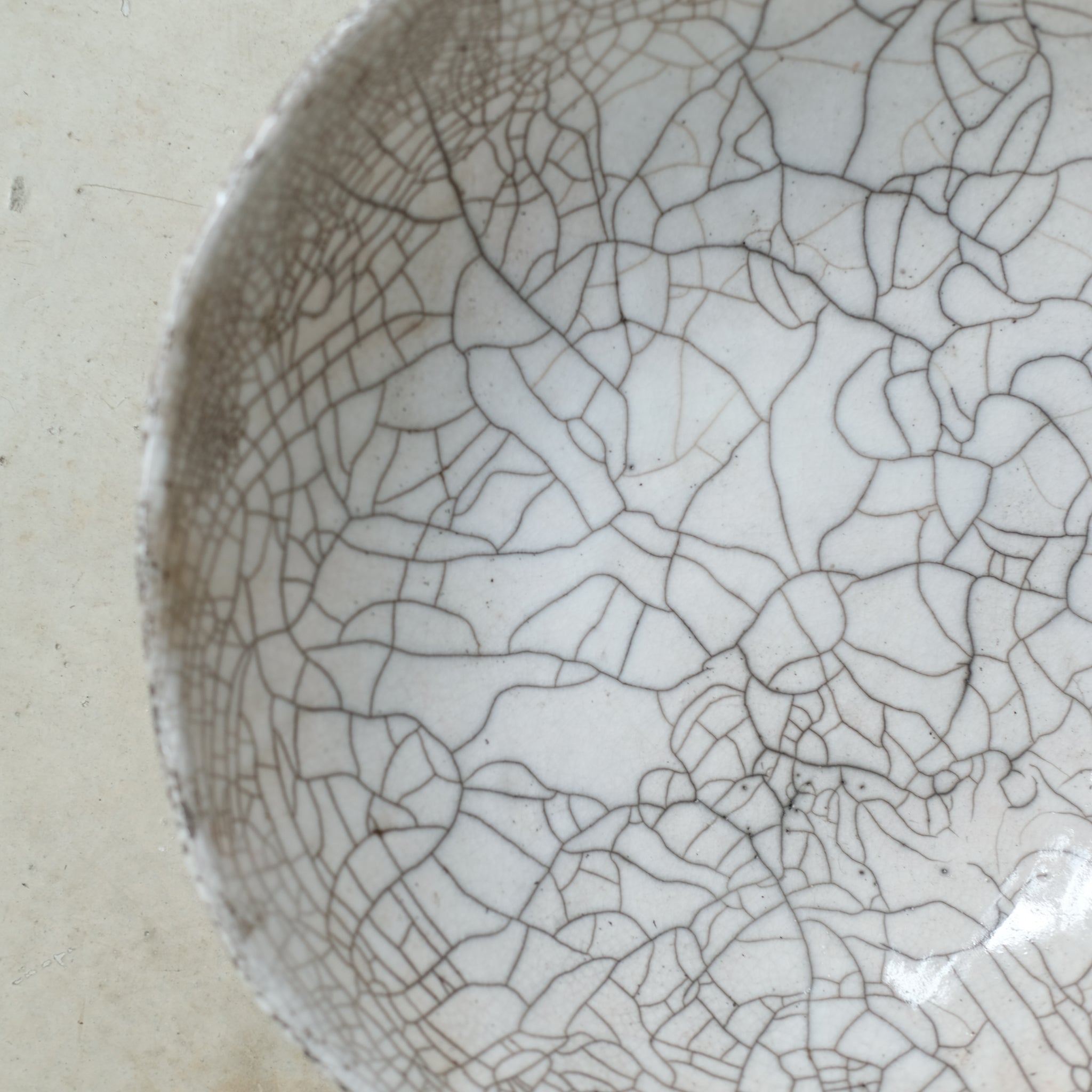 Coupe Raku en grès par la céramiste Potry chez Brutal Ceramics