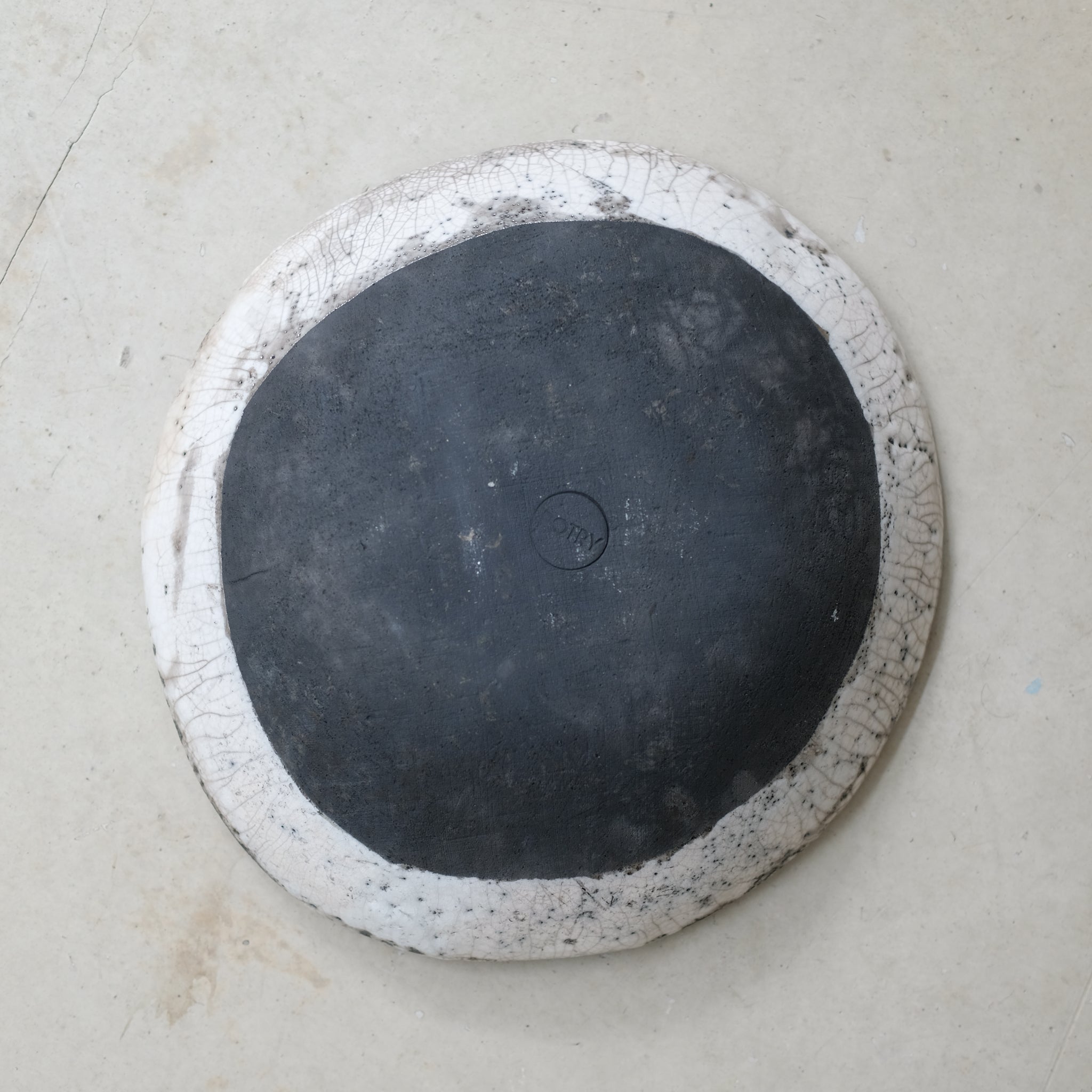 Coupe Raku en grès par la céramiste Potry chez Brutal Ceramics