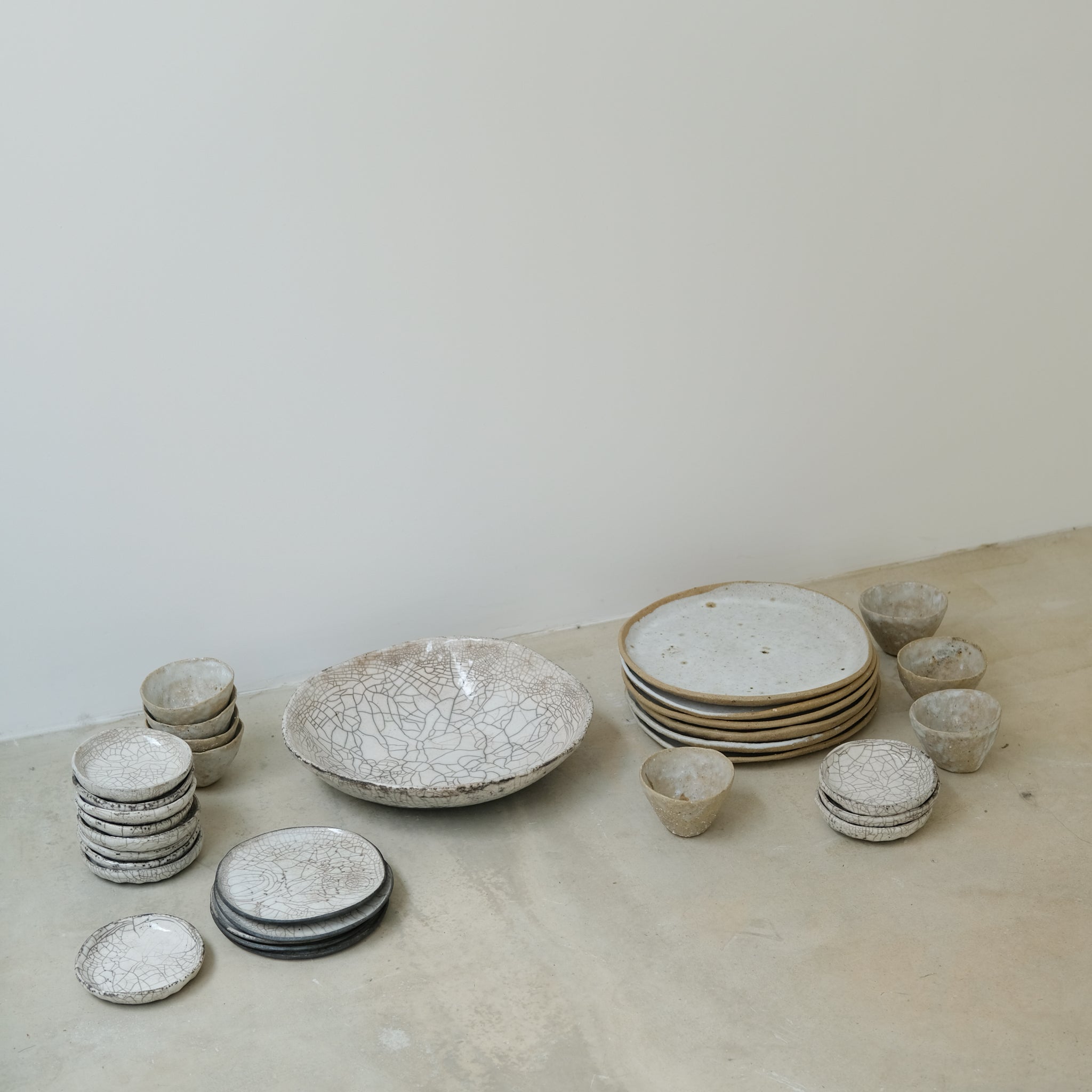 Tasse en terre glanée par la céramiste Potry chez Brutal Ceramics