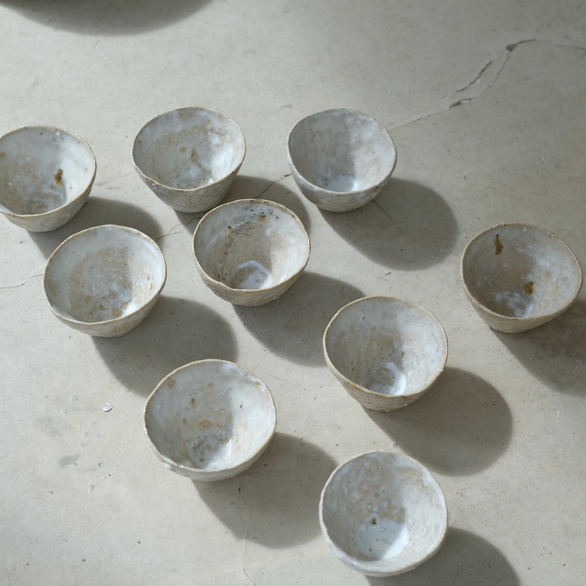 Tasse en terre glanée par la céramiste Potry chez Brutal Ceramics