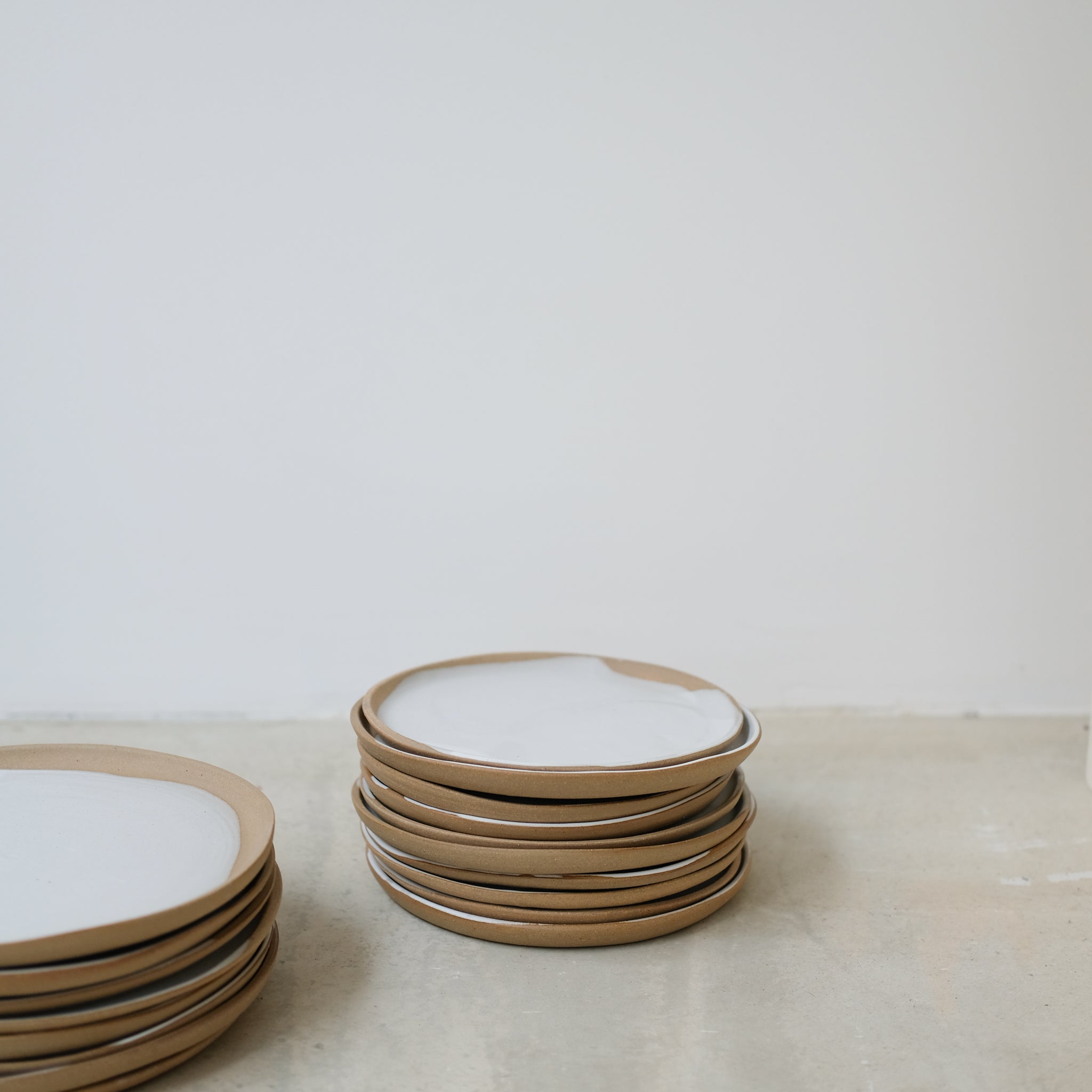 Assiette Ally en grès par la céramiste Tom and Folks chez Brutal Ceramics