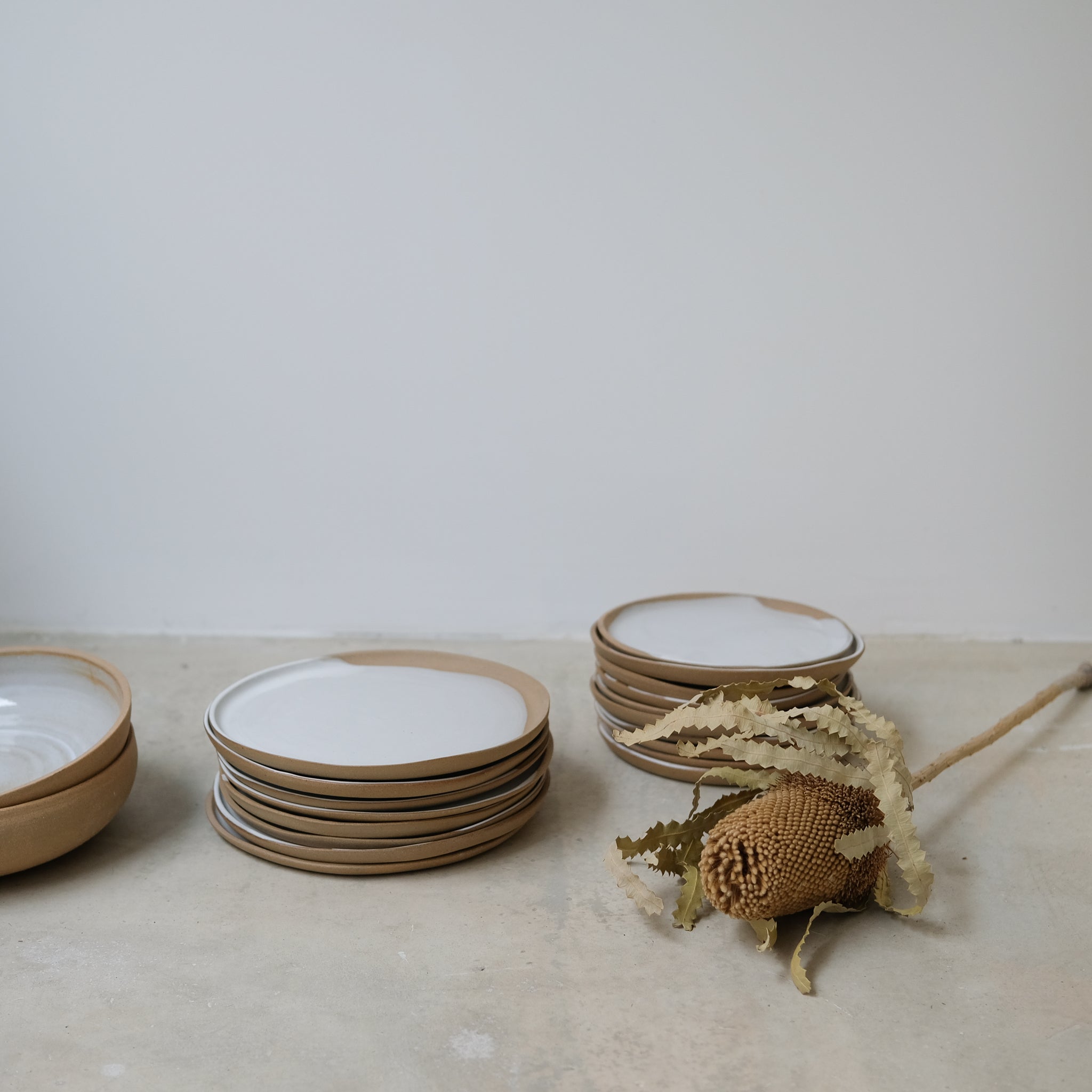 Assiette Ally en grès par la céramiste Tom and Folks chez Brutal Ceramics