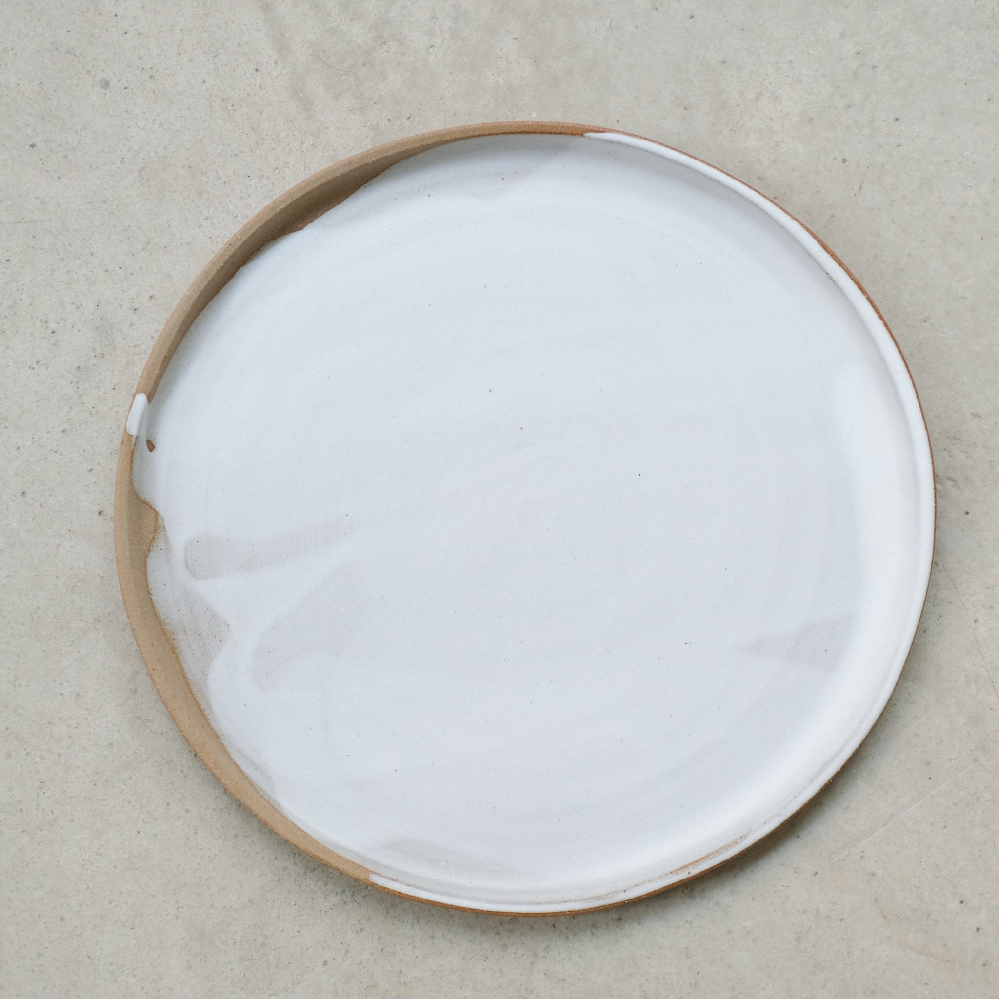 Assiette en grès par la céramiste Tom and Folks chez Brutal