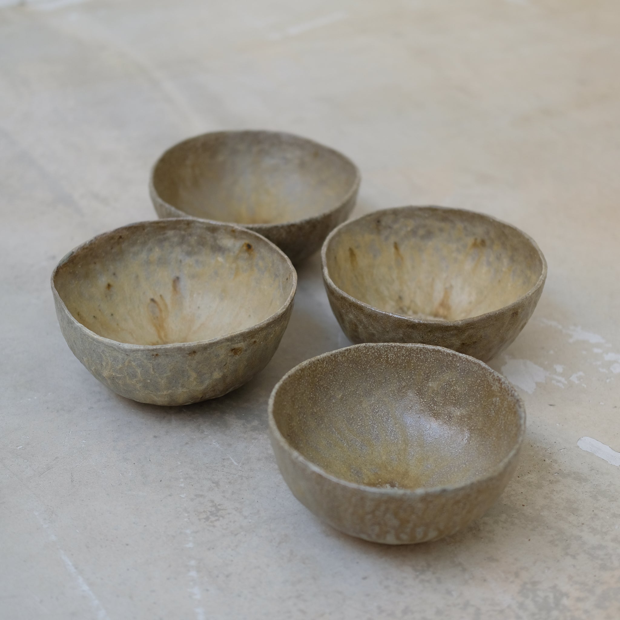 Bol en terre glanée D16 cm / Vert kaki mat de Judith Lasry chez Brutal Ceramics