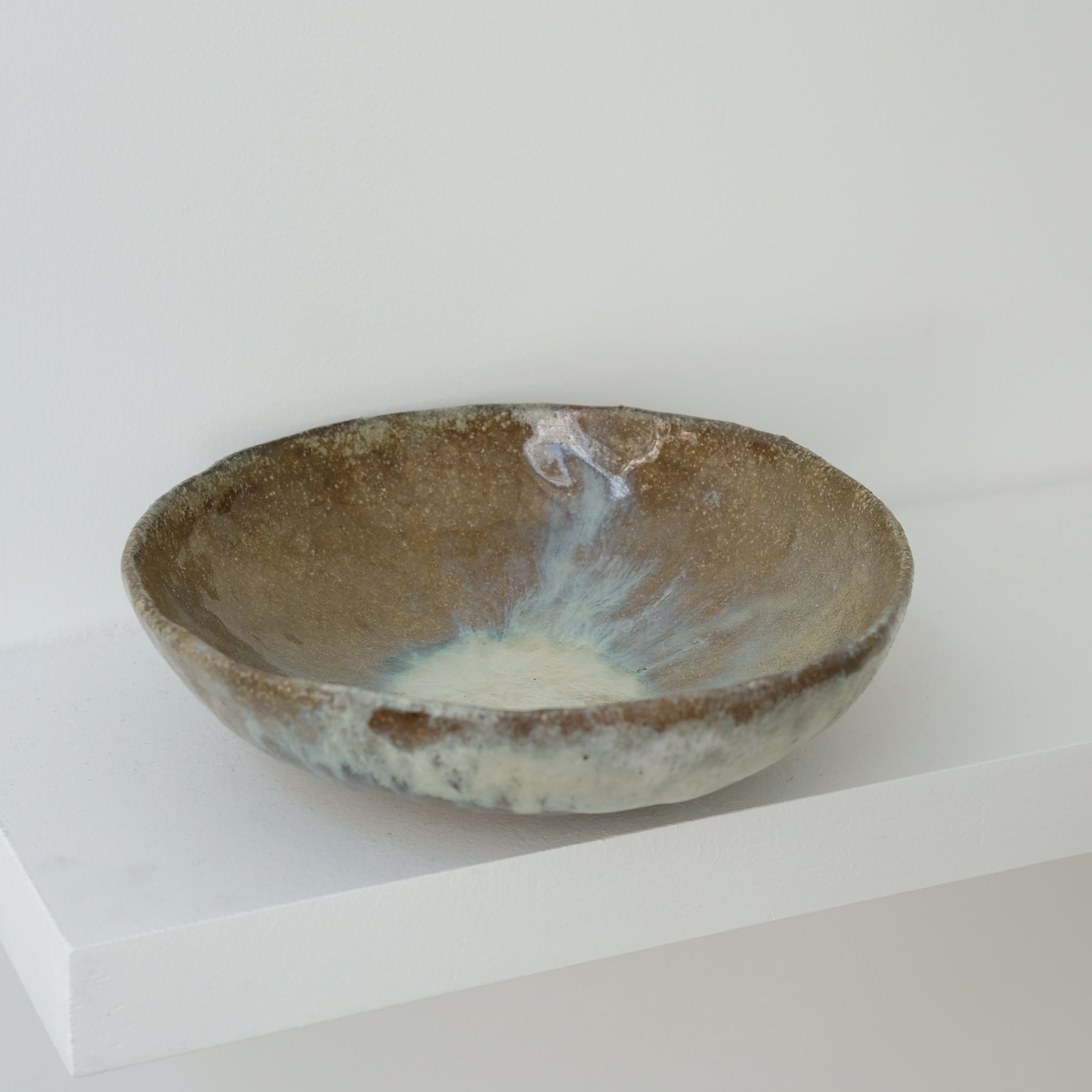 Assiette en terre glanée D16,5 cm / cosmique de Judith Lasry pour Brutal Ceramics