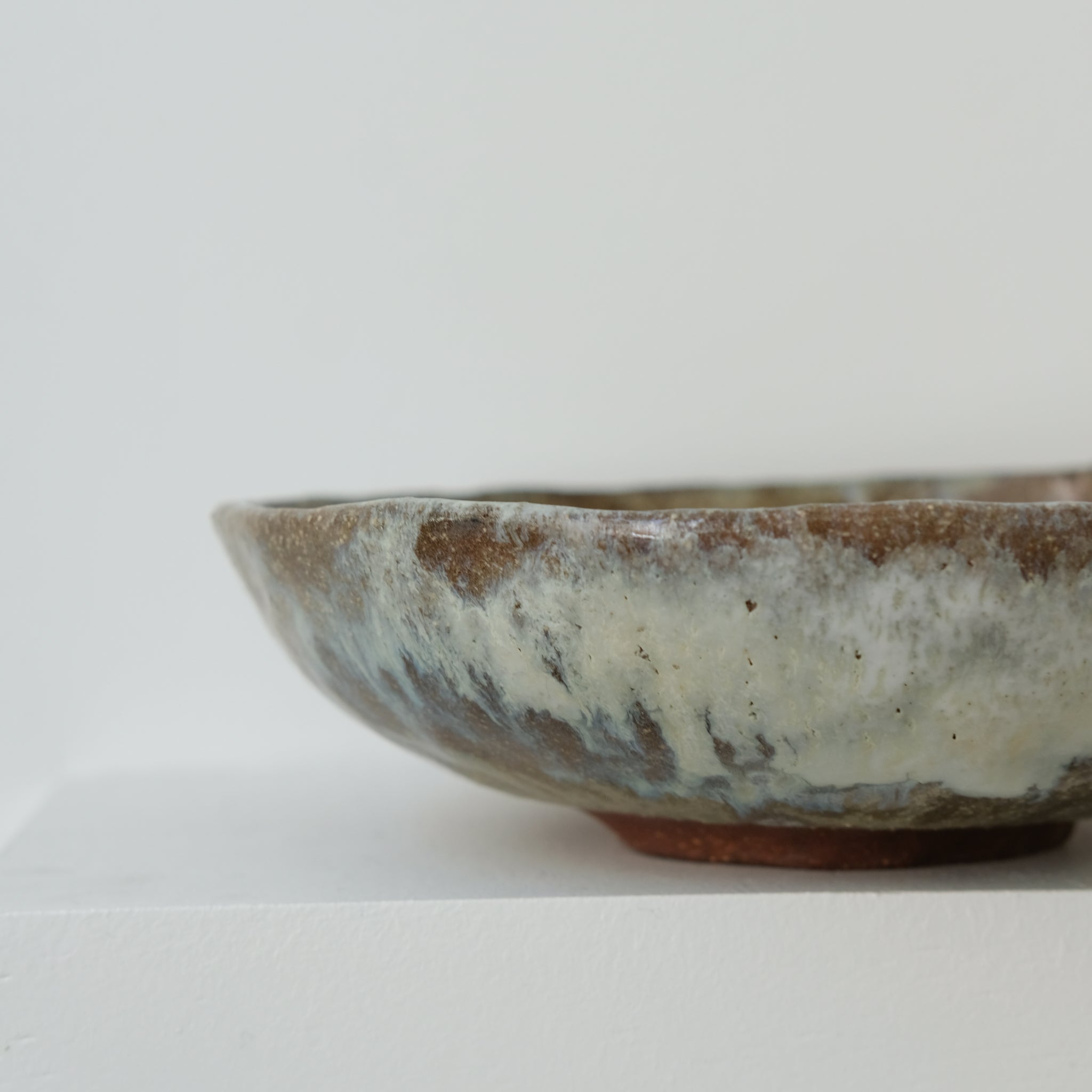 Assiette en terre glanée D16,5 cm / cosmique de Judith Lasry pour Brutal Ceramics