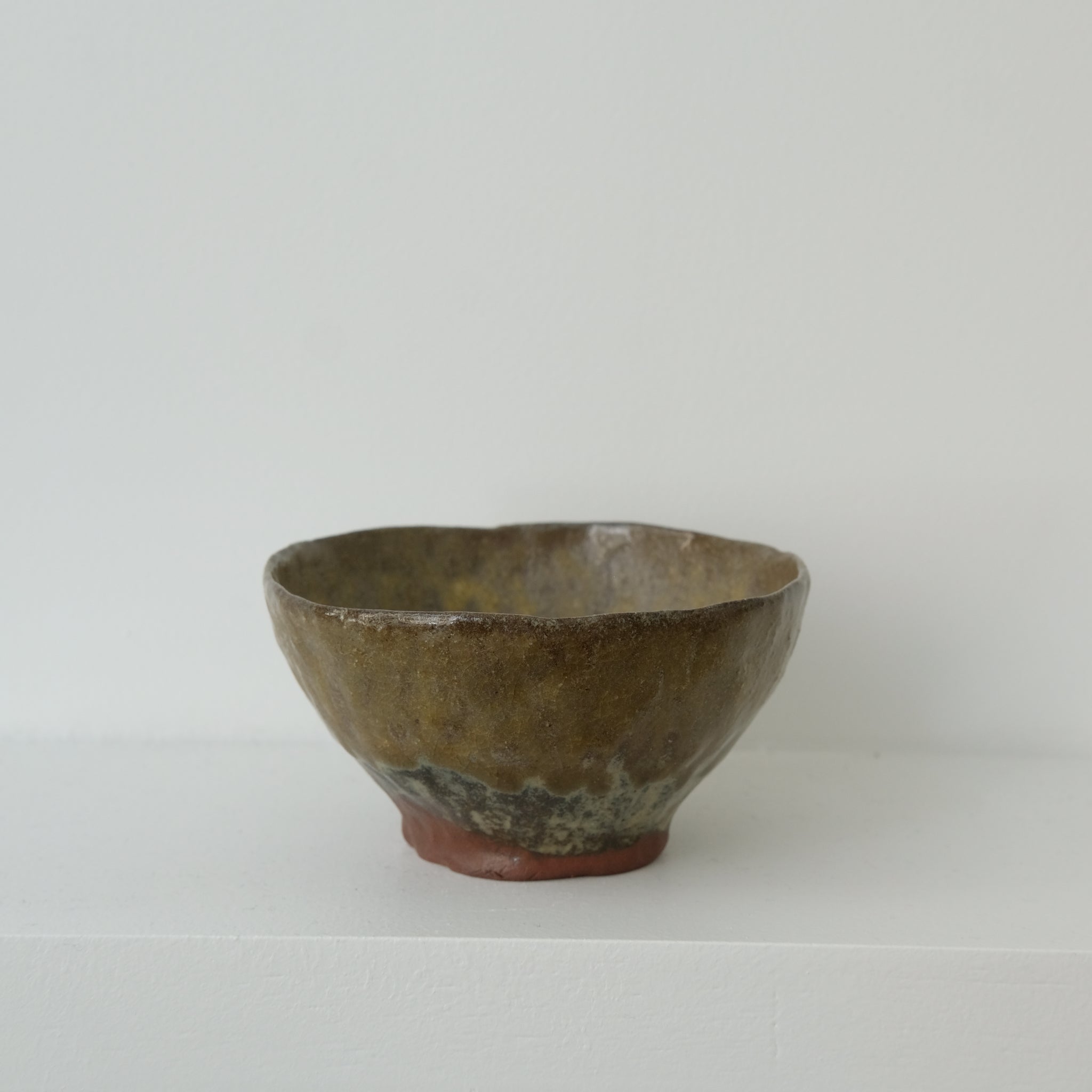Bol en terre glanée D9,5 cm - Cuivre Kaki mat de Judith Lasry pour Brutal Ceramics