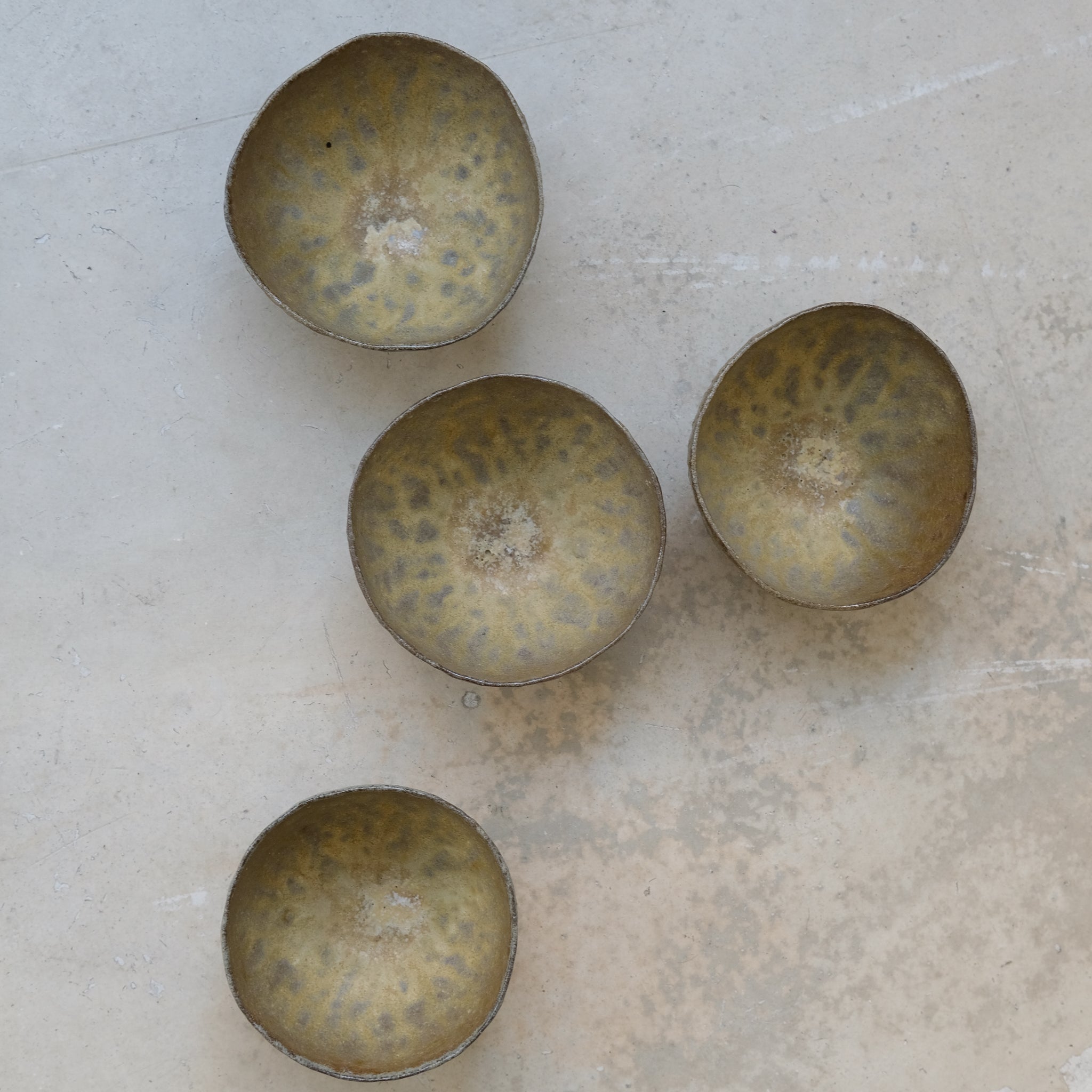 Bol en terre glanée D9,5 cm - Cuivre Kaki mat de Judith Lasry pour Brutal Ceramics