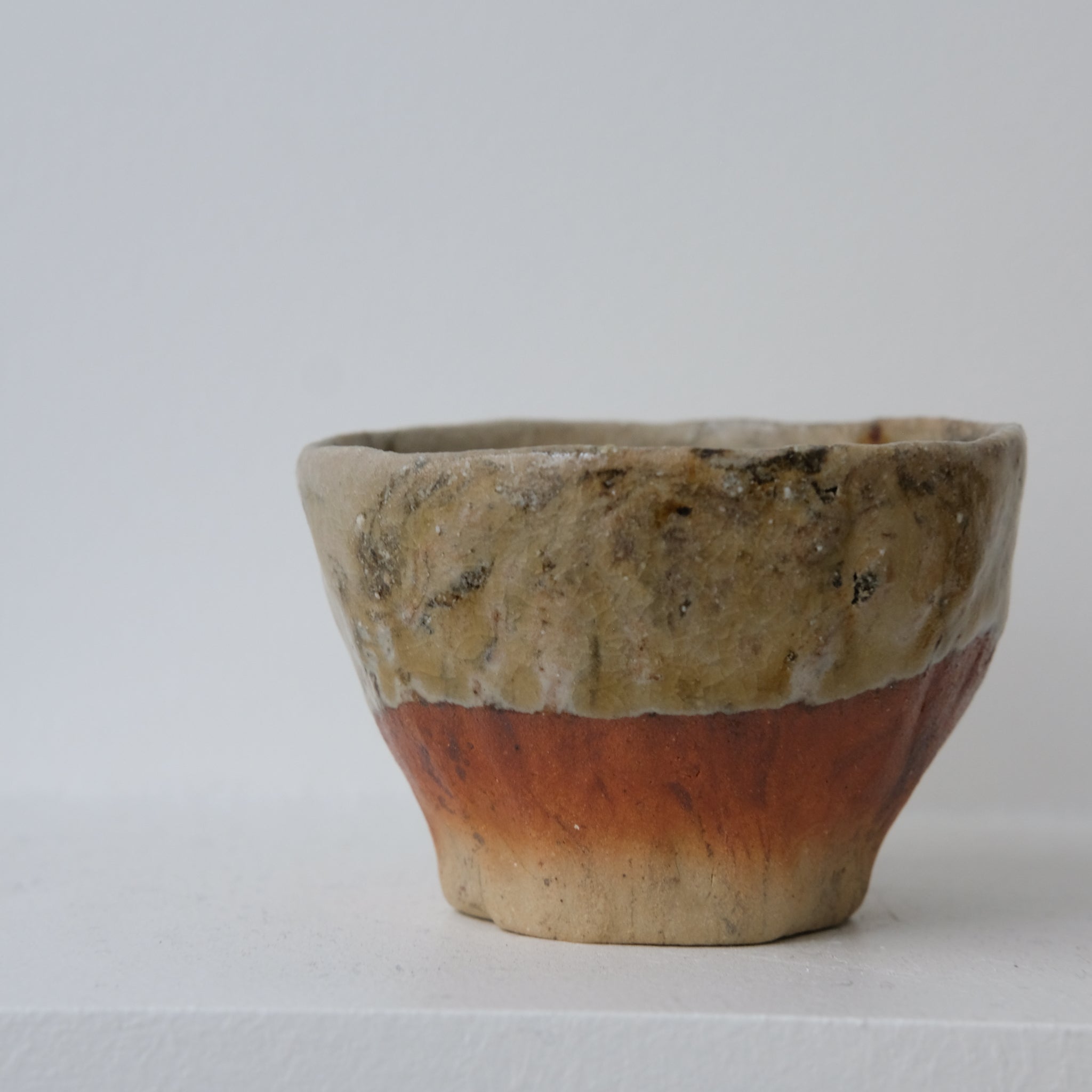 Tasse en terre glanée 60ml - Vert Gris de Judith Lasry pour Brutal Ceramics