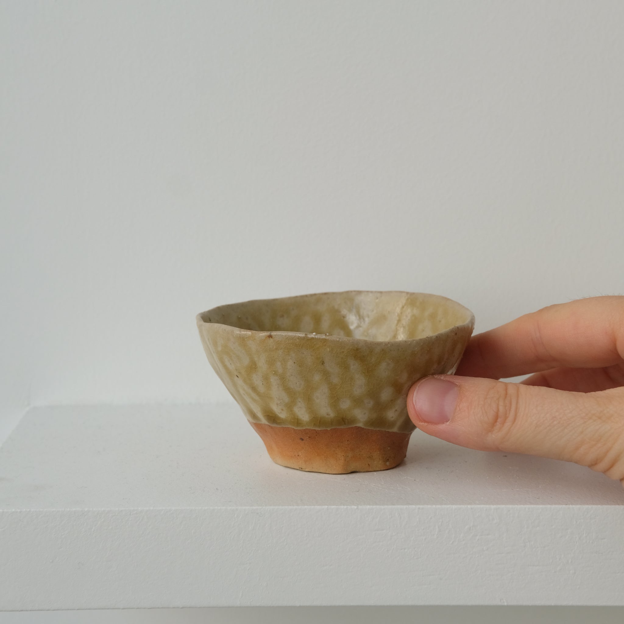 Tasse en terre glanée 60ml - Jaune Ocre de Judith Lasry pour Brutal Ceramics