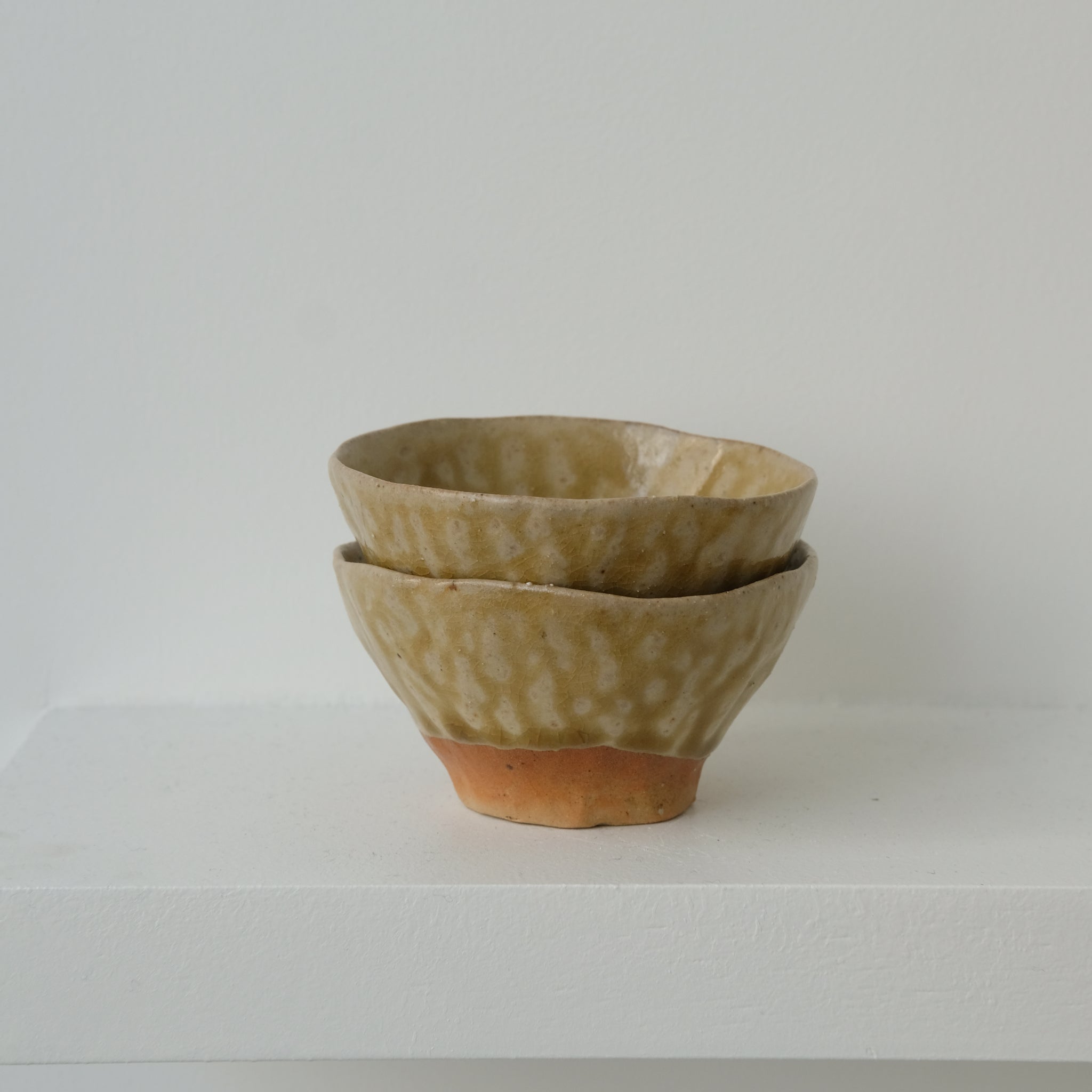 Tasse en terre glanée 60ml - Jaune Ocre de Judith Lasry pour Brutal Ceramics