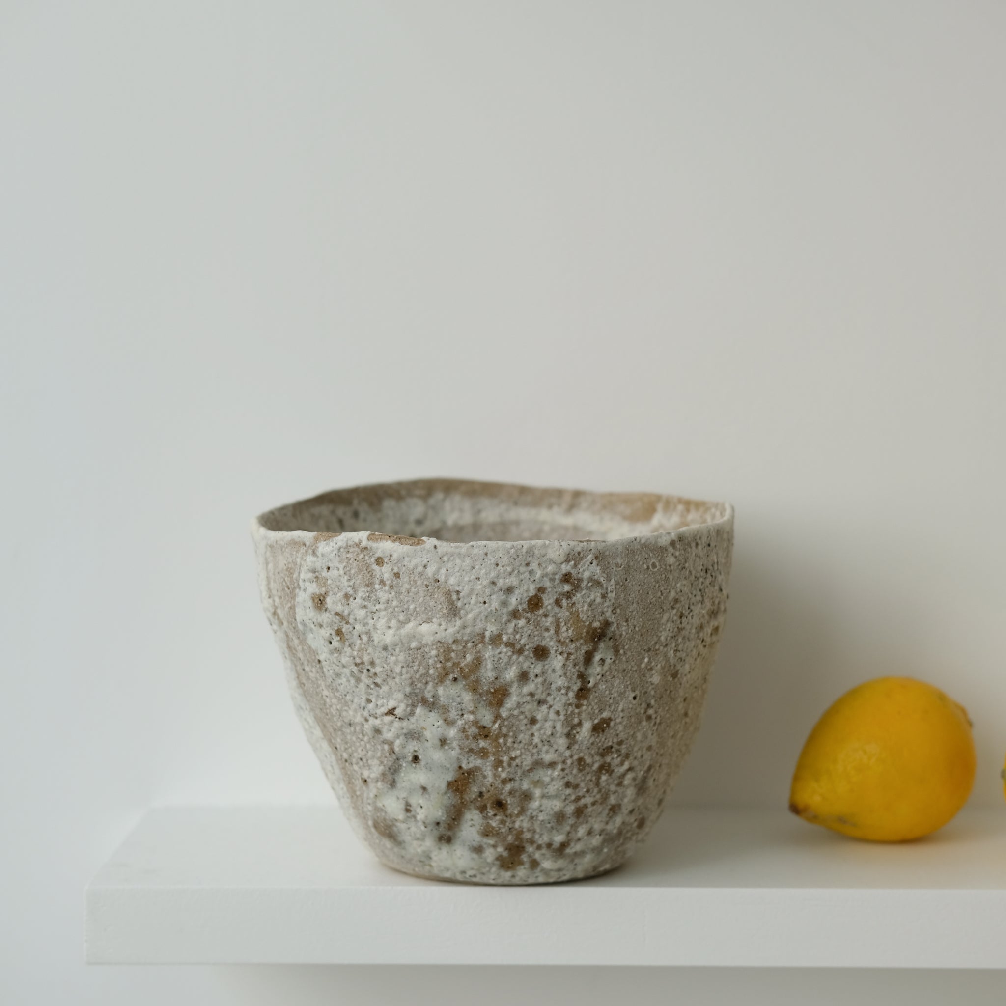 Coupe en terre glanée D 18,5cm- Blanc mat par Potry pour Brutal Ceramics