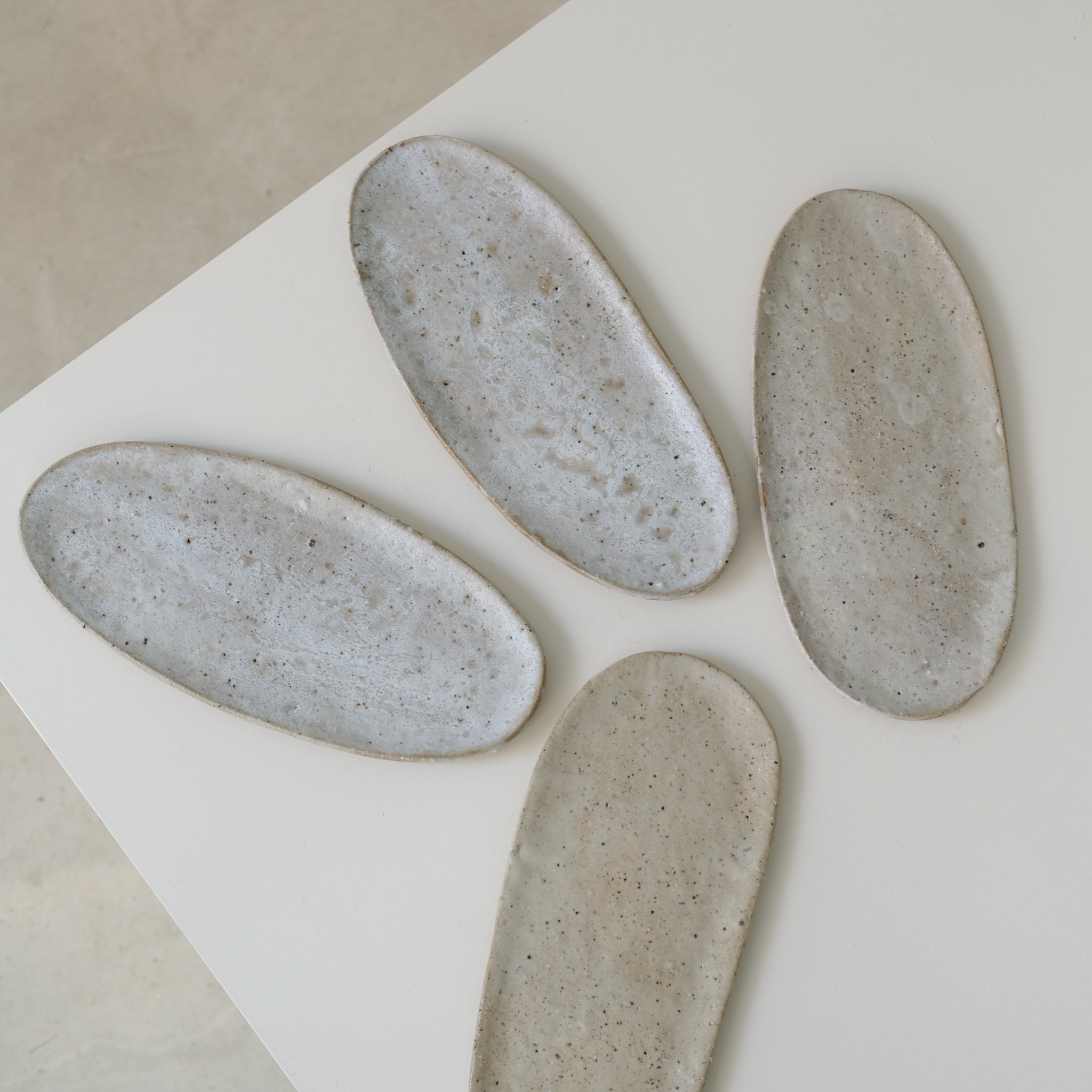 Plat Oval en terre glanée L 27cm- blanc satiné par Potry pour Brutal Ceramics