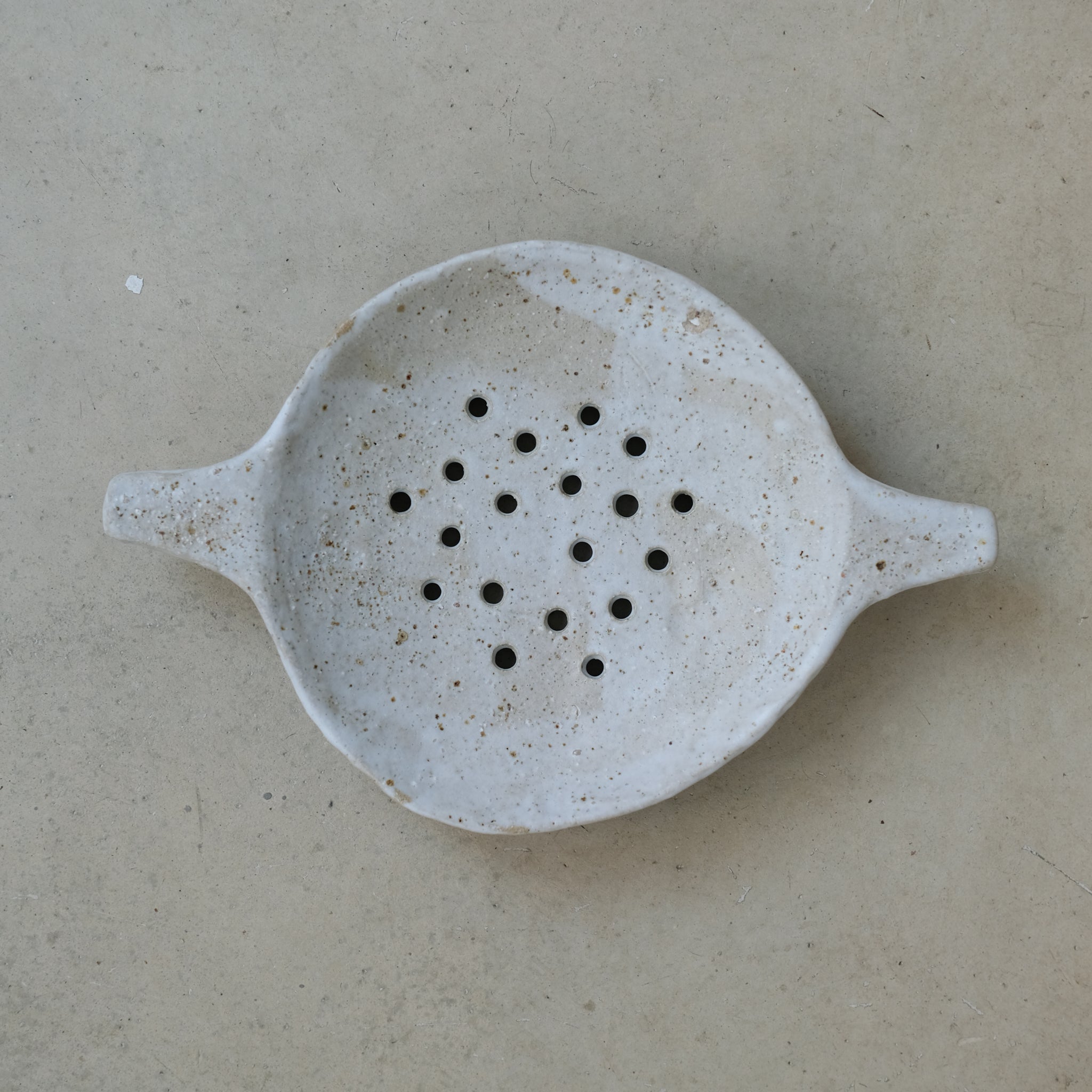 Passoire en terre glanée D 21cm- Blanc mat par Potry pour Brutal Ceramics