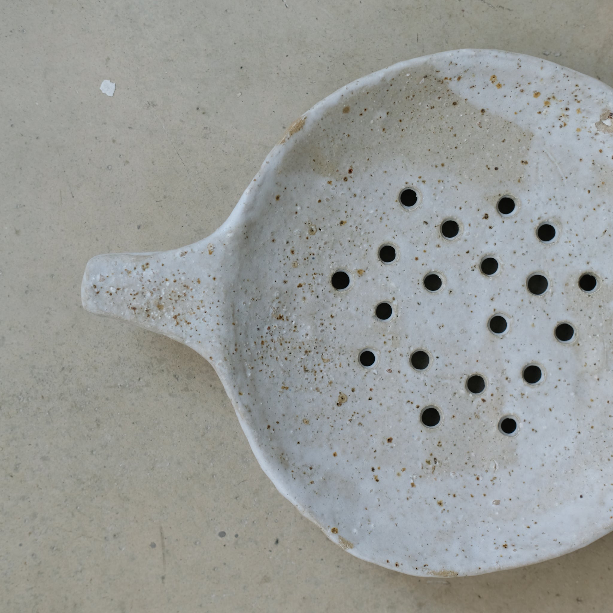 Passoire en terre glanée D 21cm- Blanc mat par Potry pour Brutal Ceramics